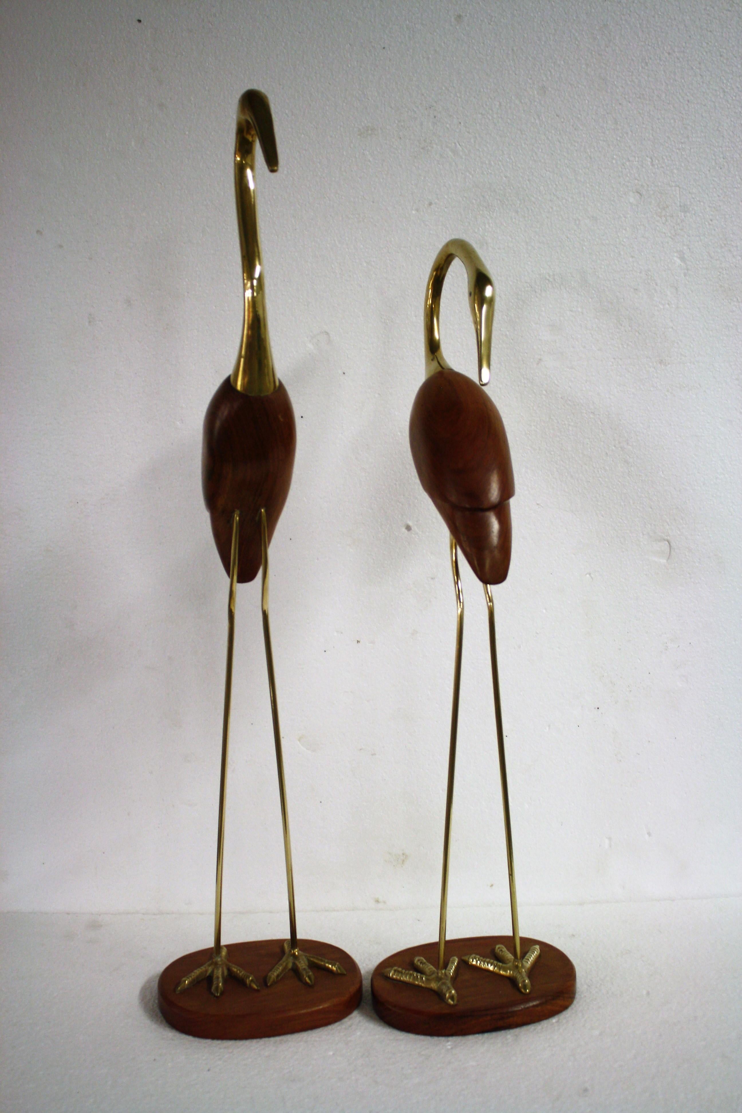 Pair of large crane birds made from teak and brass.

This bird couple are charming and due to the use of different materials they look stylish.

The brass has a slight patina.

Good condition.

Belgium, 1960s.

Dimension:
Height