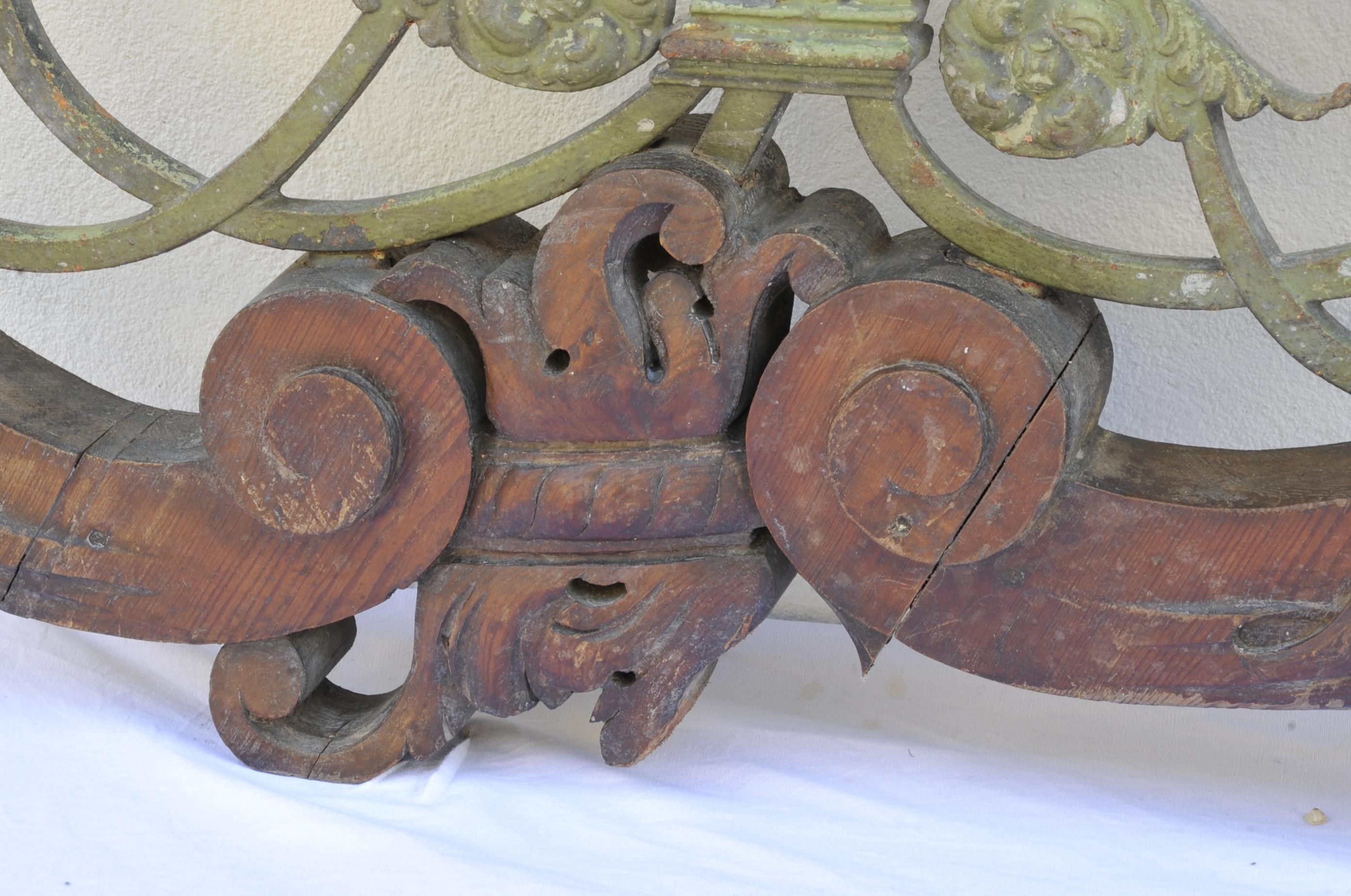 Pair of Large Decorative Elements in Carved Wood and Wrought Iron In Fair Condition For Sale In BARSAC, FR
