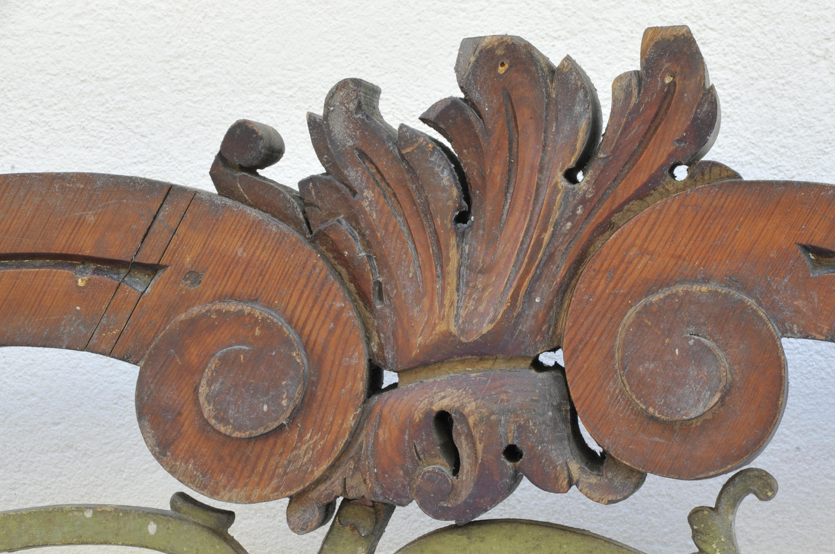 Pair of Large Decorative Elements in Carved Wood and Wrought Iron For Sale 2