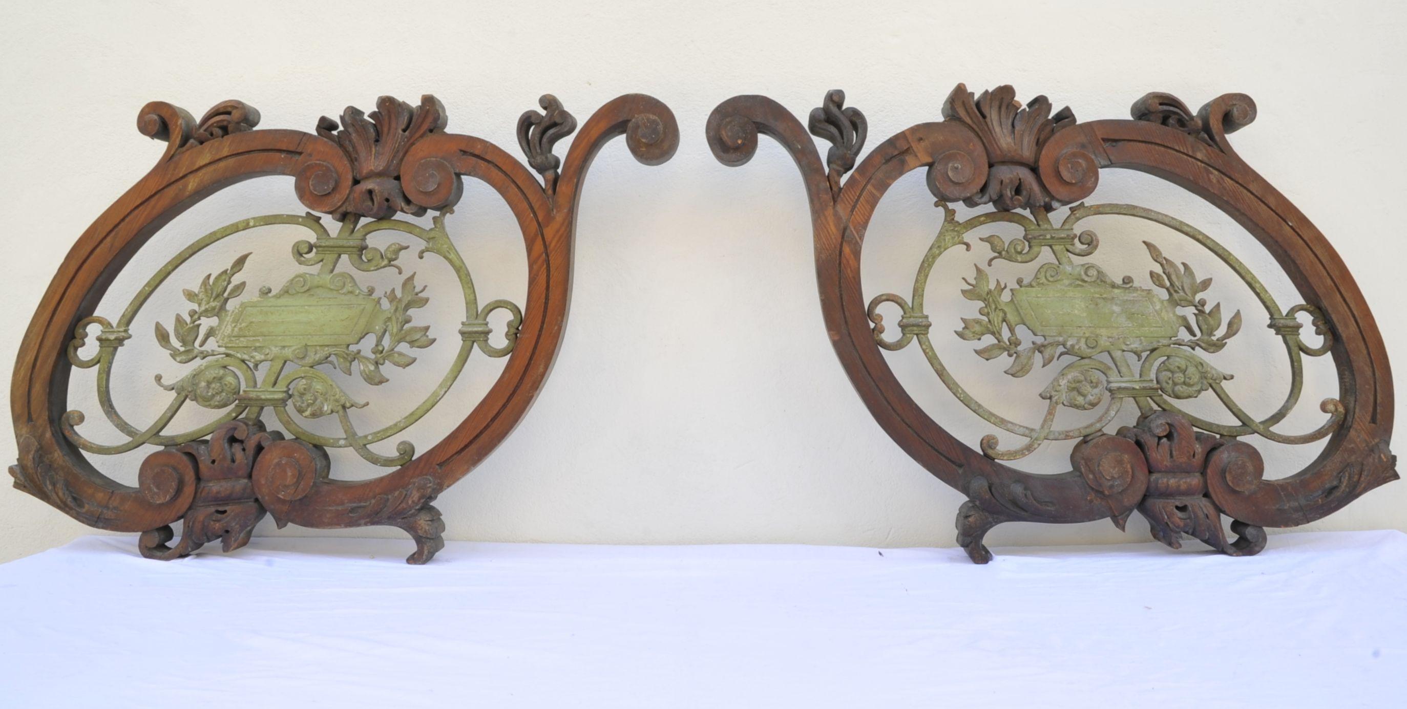 Pair of Large Decorative Elements in Carved Wood and Wrought Iron For Sale 3