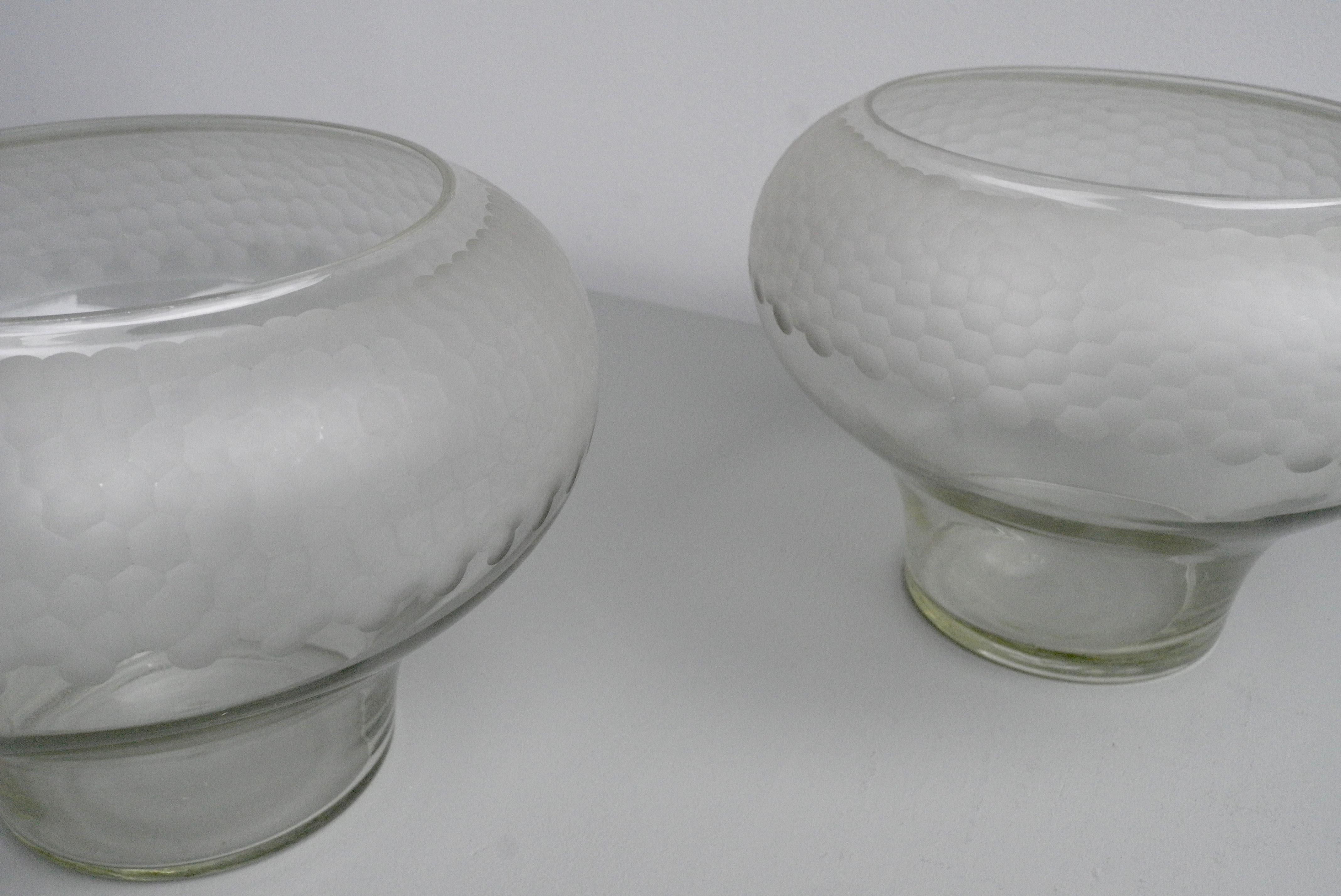 Pair of Large Decorative Honeycomb Midcentury Glass Bowl Vases In Good Condition For Sale In Den Haag, NL