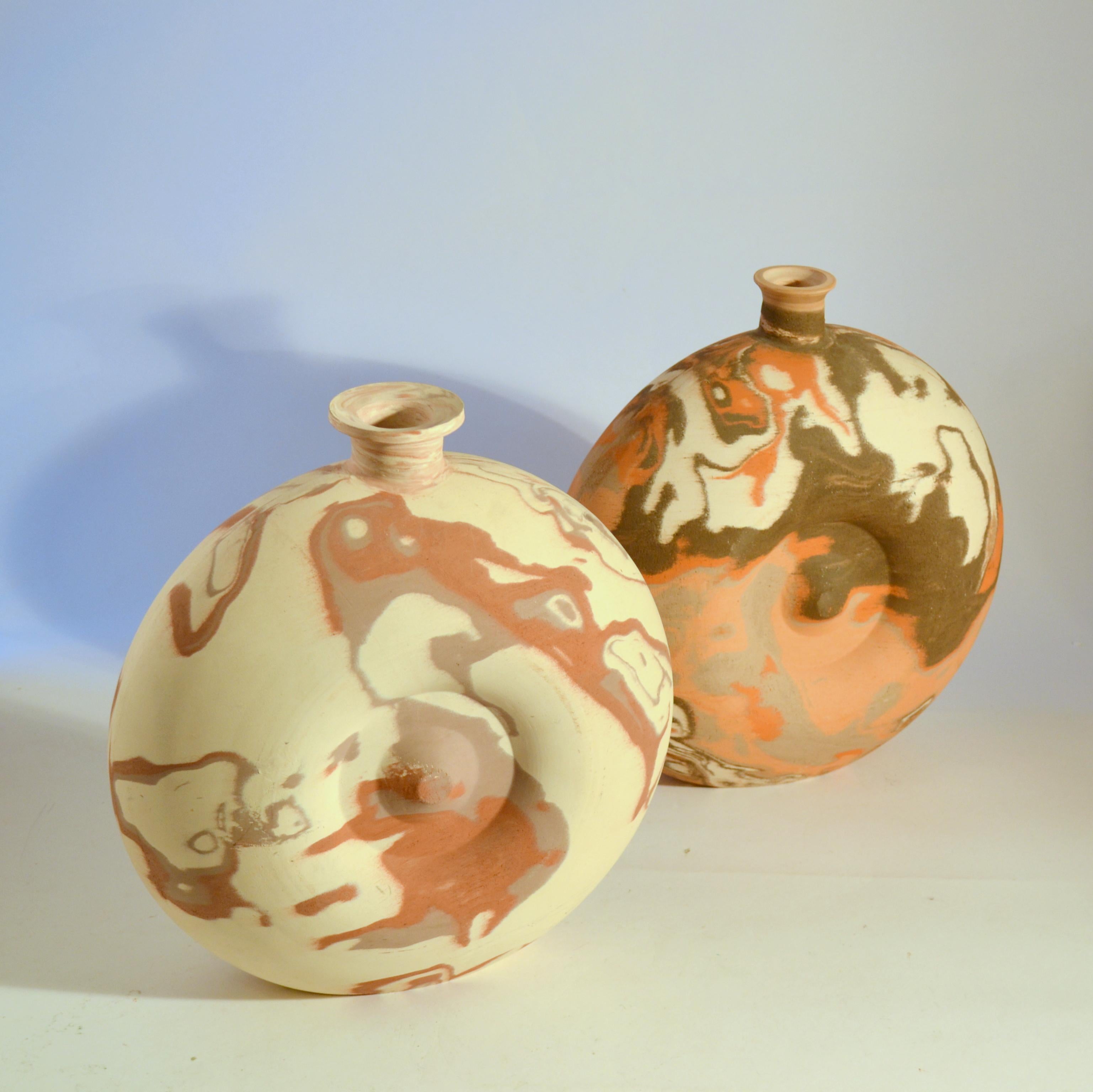 Zwei große dekorative Studio-Keramik-Vasen in Erdtönen (Niederländisch) im Angebot
