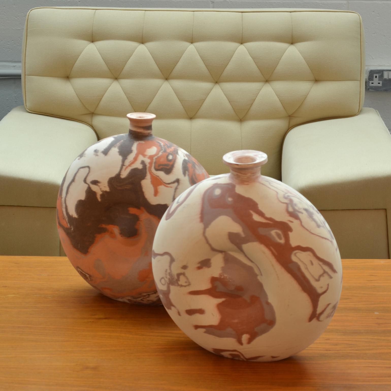 Paar zeitgenössische holländische Studio-Keramikvasen mit marmoriertem Dekor in originalen Tonfarben mit Erdtönen von Hans Naus, signiert H.N. '07 Nr. 8/15.
Die Vasen werden von Hand in die Form gepresst, wobei drei verschiedene Tonfarben gemischt
