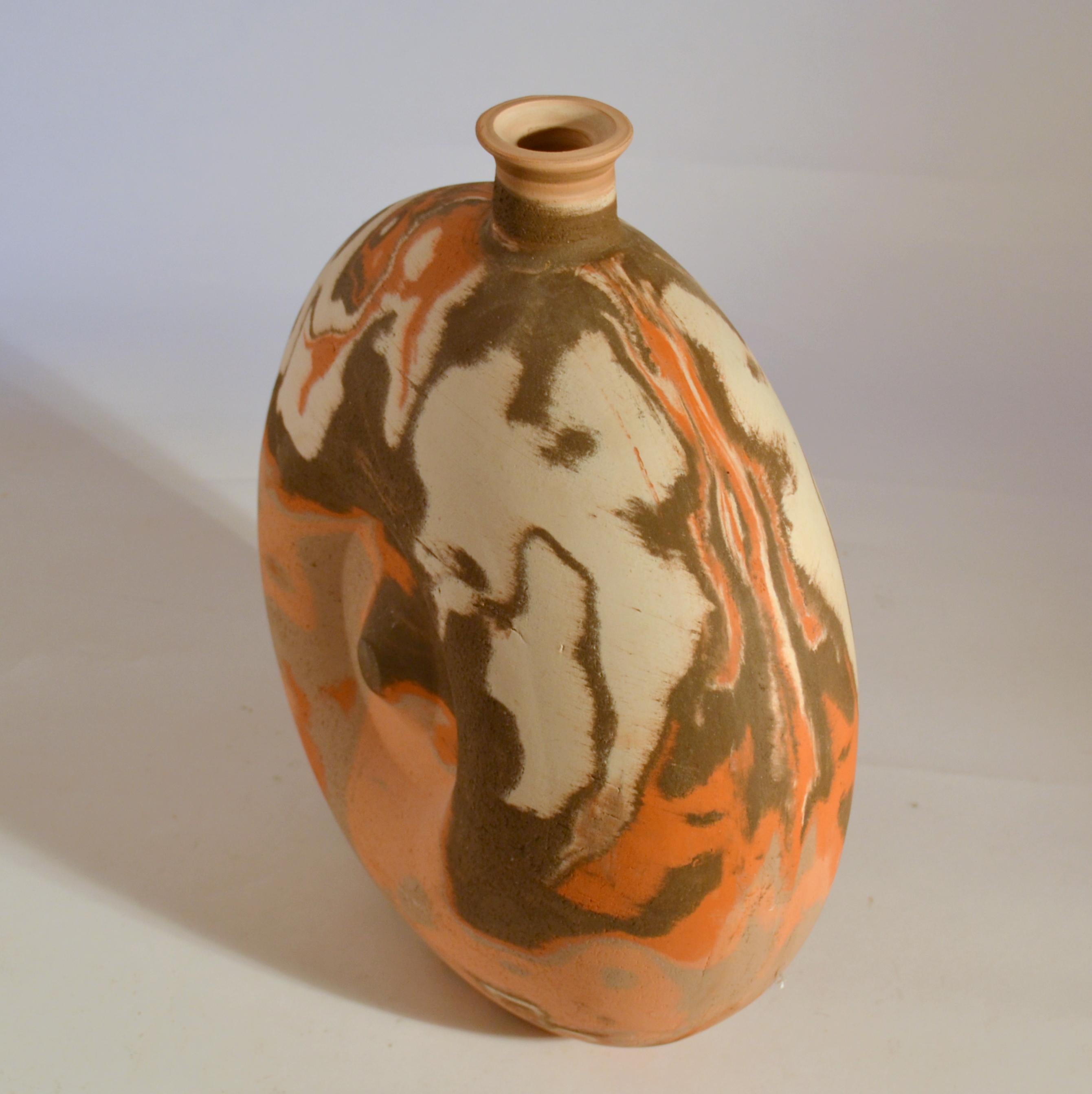 Zwei große dekorative Studio-Keramik-Vasen in Erdtönen im Angebot 4