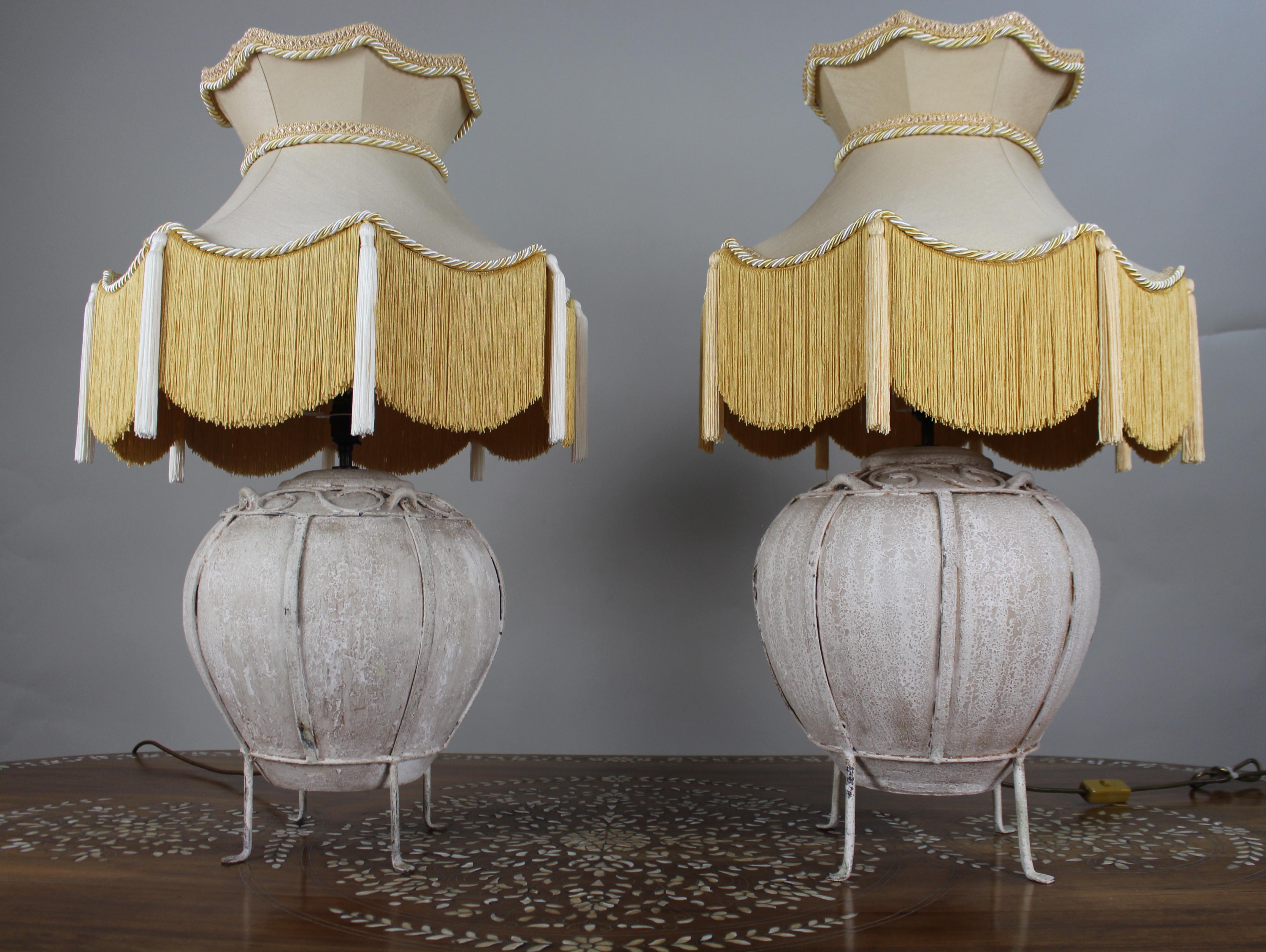 Paire de grandes lampes de table décoratives avec abat-jour en soie fait main

Paire de grandes lampes de table avec des bases sculpturales en plâtre, chacune de forme ovoïde lobée et reposant sur des pieds tripodes. Les surfaces en plâtre sont