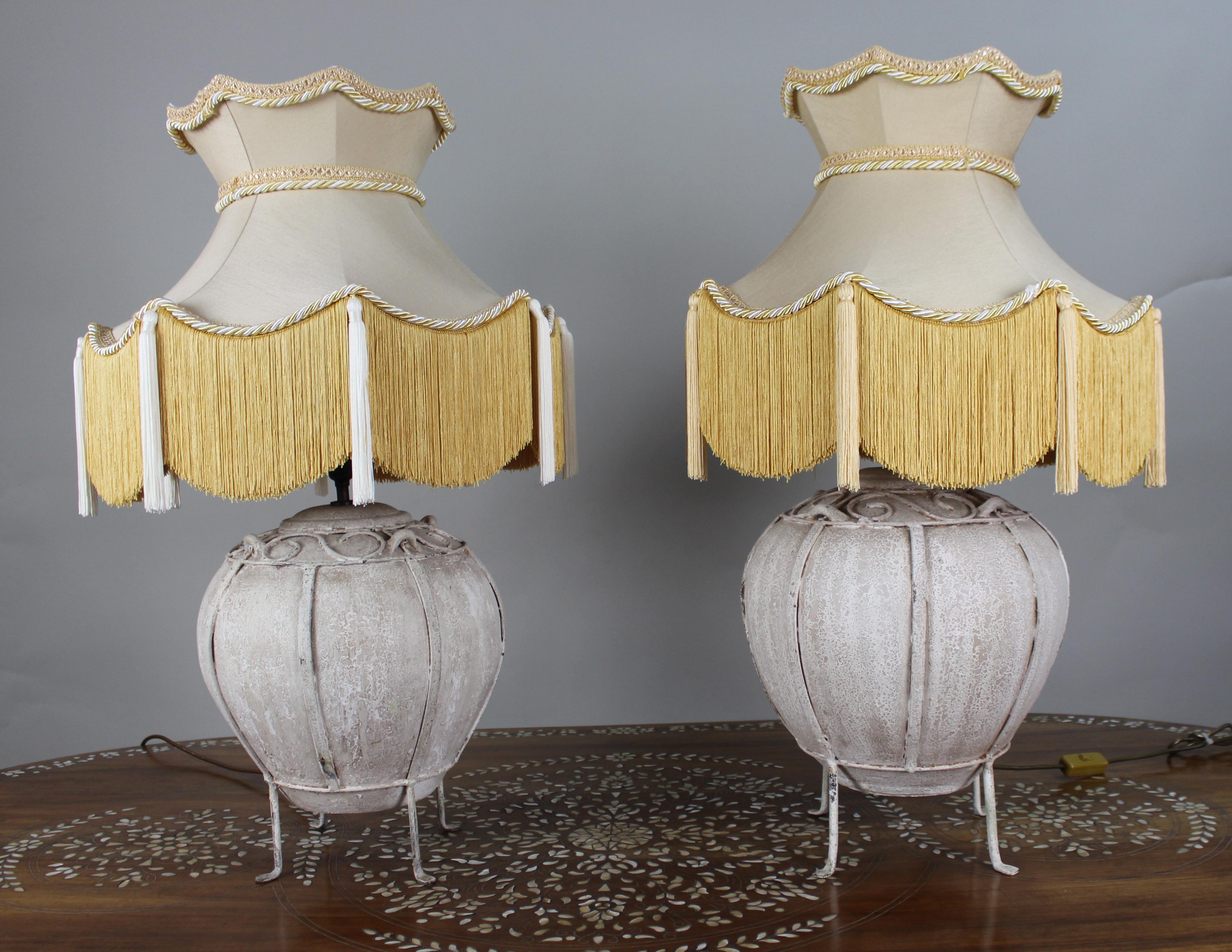 Inconnu Paire de grandes lampes de table décoratives avec abat-jour en soie fait main en vente