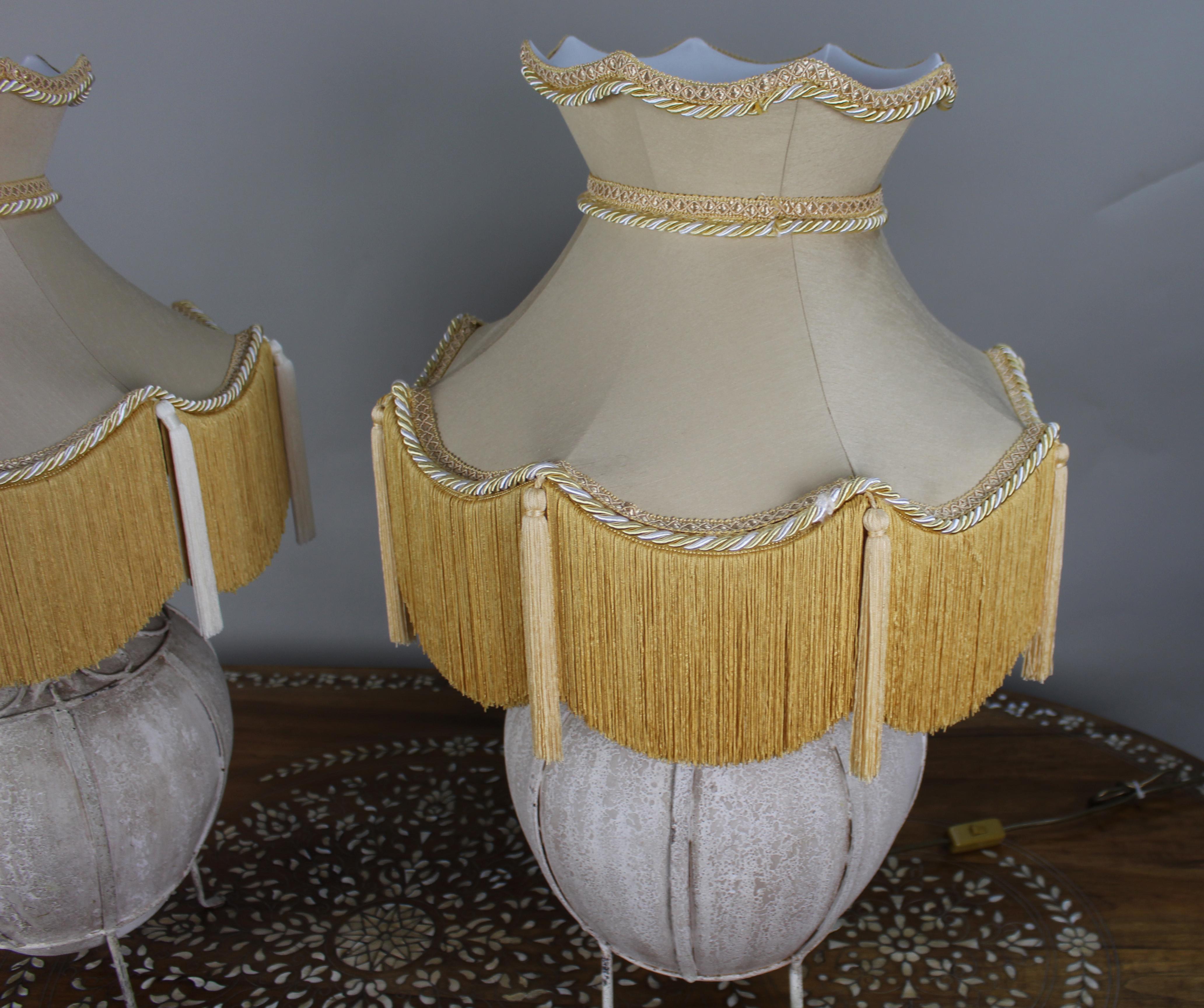 XXIe siècle et contemporain Paire de grandes lampes de table décoratives avec abat-jour en soie fait main en vente