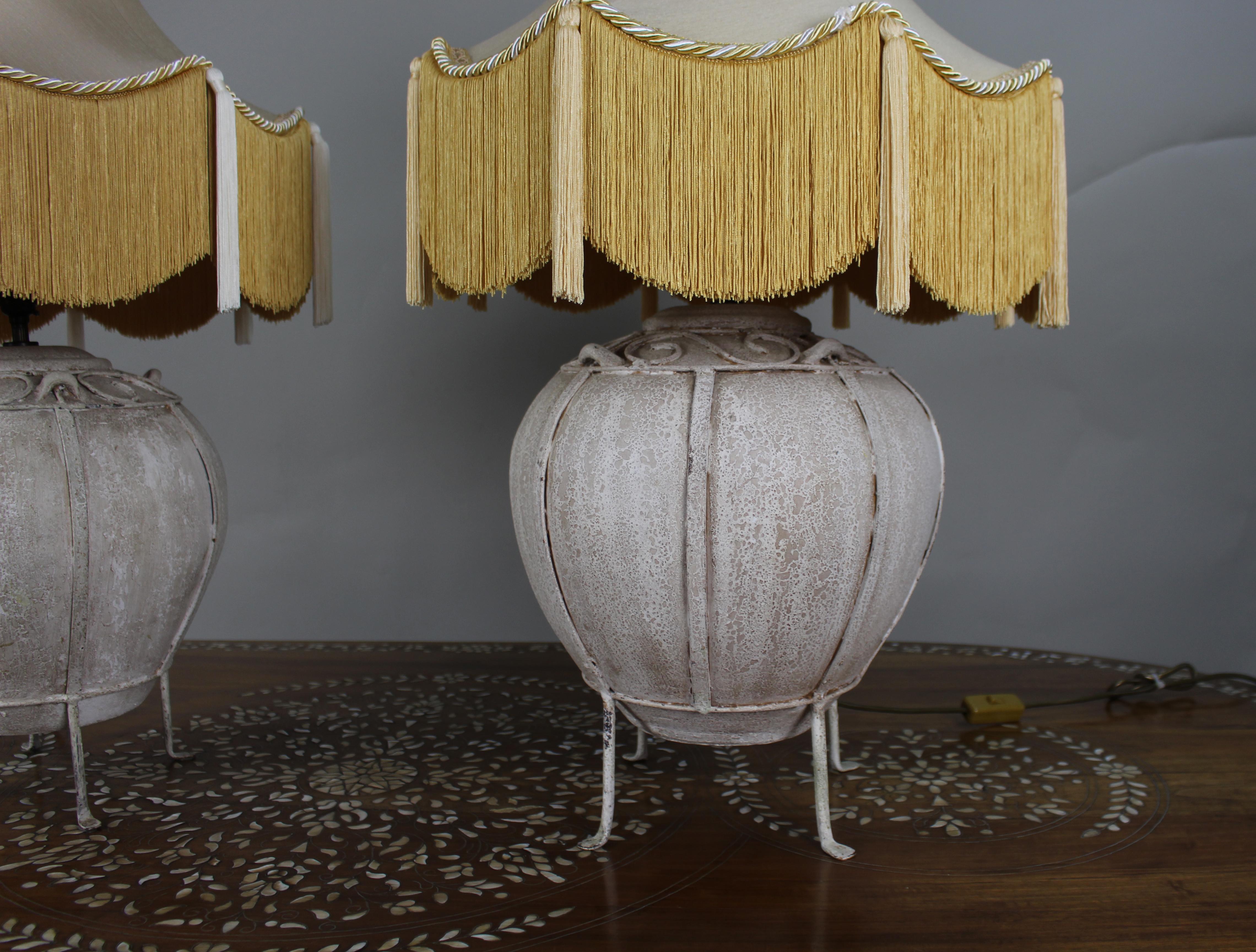 Soie Paire de grandes lampes de table décoratives avec abat-jour en soie fait main en vente
