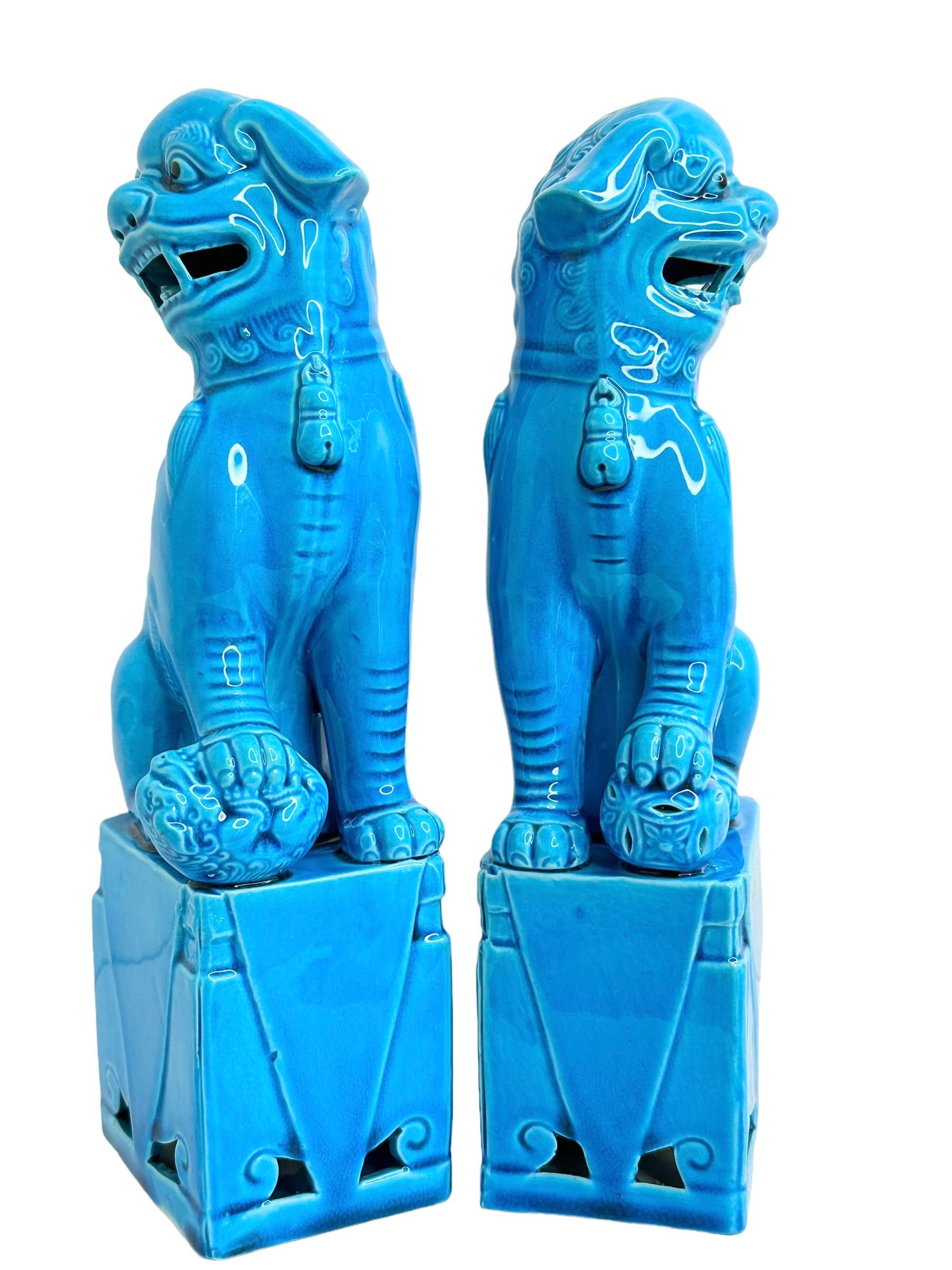 A very nice pair of vintage, turquoise blue, ceramic foo dogs, circa 1980s. Excellent condition and patina; makes a fun decor item in any room! Found at an estate sale in Vienna, Austria.
