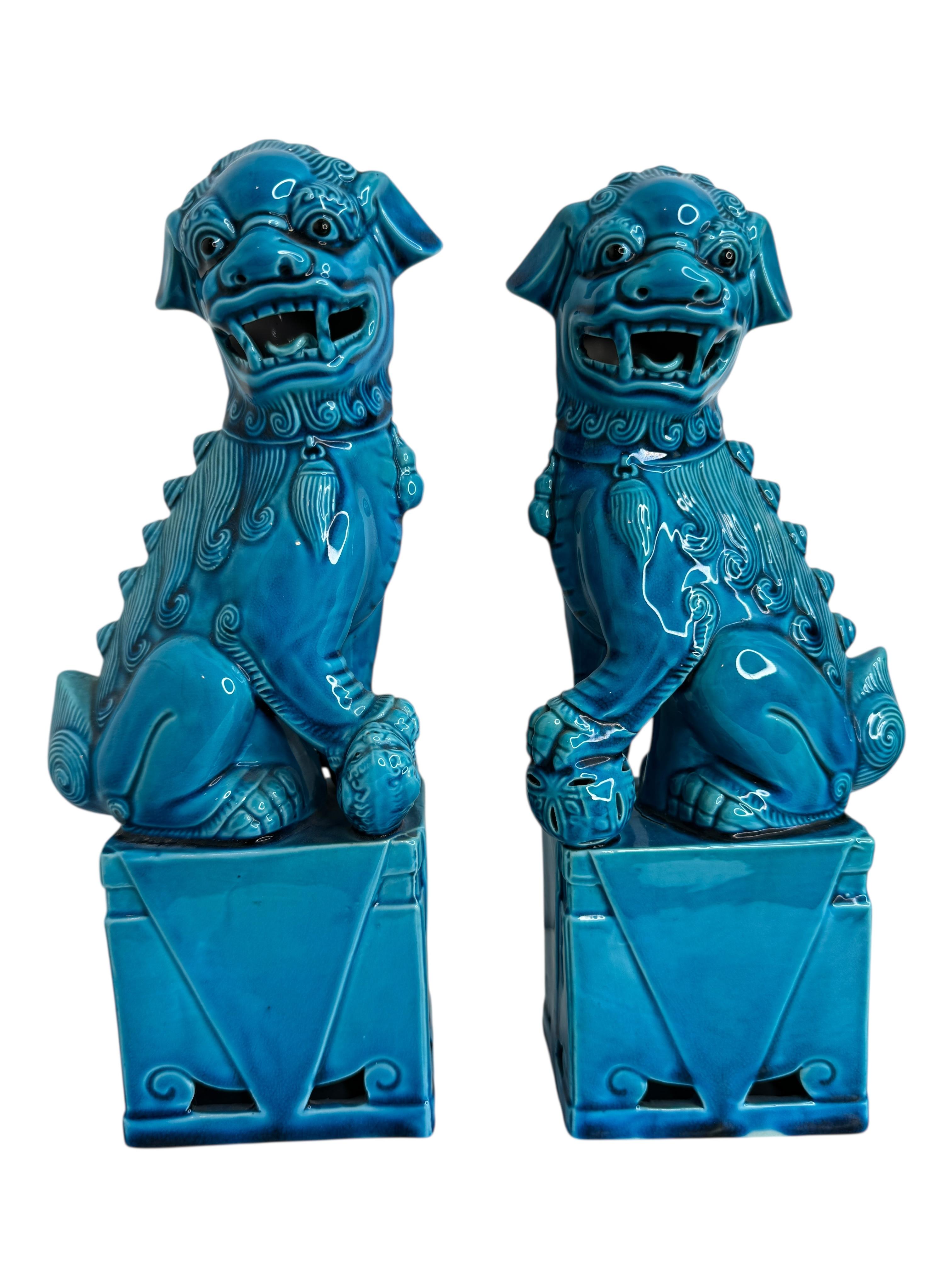 A very nice pair of vintage, turquoise blue, ceramic foo dogs, circa 1980s. Excellent condition and patina; makes a fun decor item in any room! Found at an estate sale in Nuremberg, Germany.