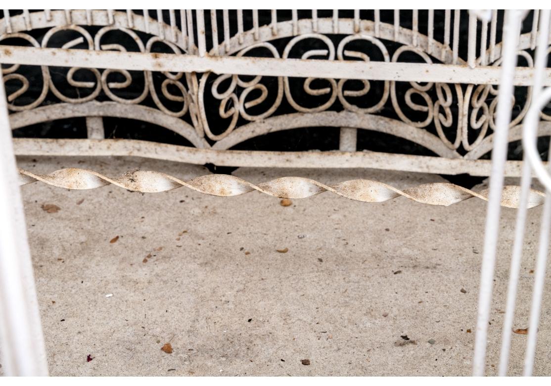 Pareja De Grandes Jaulas Decorativas De Alambre Vintage Para Pájaros Regencia de Hollywood en venta