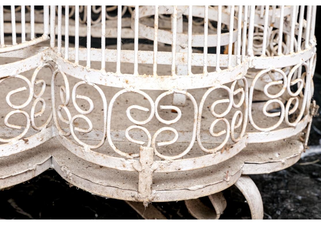 Pareja De Grandes Jaulas Decorativas De Alambre Vintage Para Pájaros en venta 1