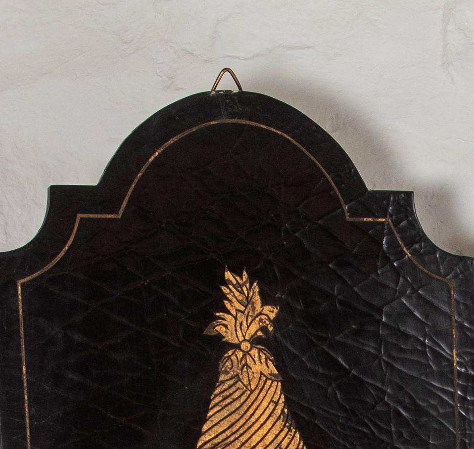 Ein großes, elegantes Paar dekorativer Wandpaneele aus Holz, schwarz lackiert mit Goldvergoldung auf Gesso-Unterlage.  Beide passen zu vergoldeten Empire-Urnen. Die Gesso-Oberfläche hat einen Welleneffekt, der das Licht einfängt und eine große Tiefe