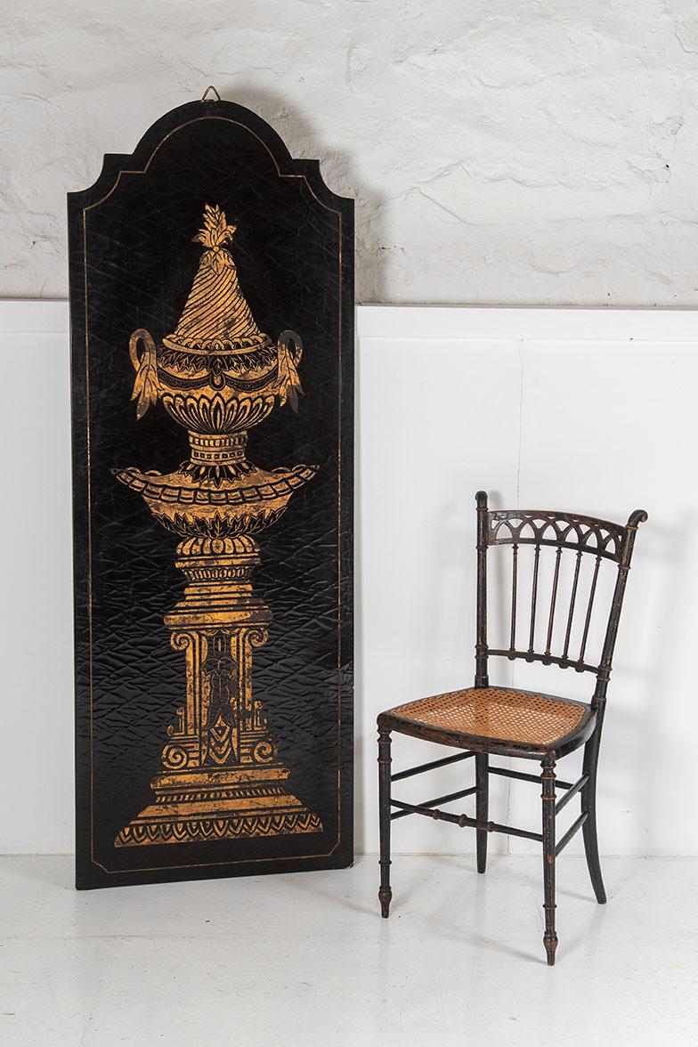 Paar große dekorative Wandtafeln aus Gold mit Empire-Urnen auf schwarz lackiertem Gesso  (Empire Revival) im Angebot