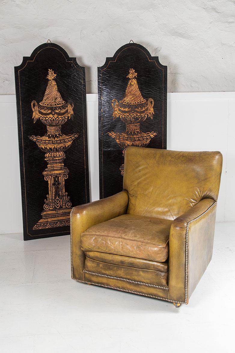 Paar große dekorative Wandtafeln aus Gold mit Empire-Urnen auf schwarz lackiertem Gesso  (Britisch) im Angebot