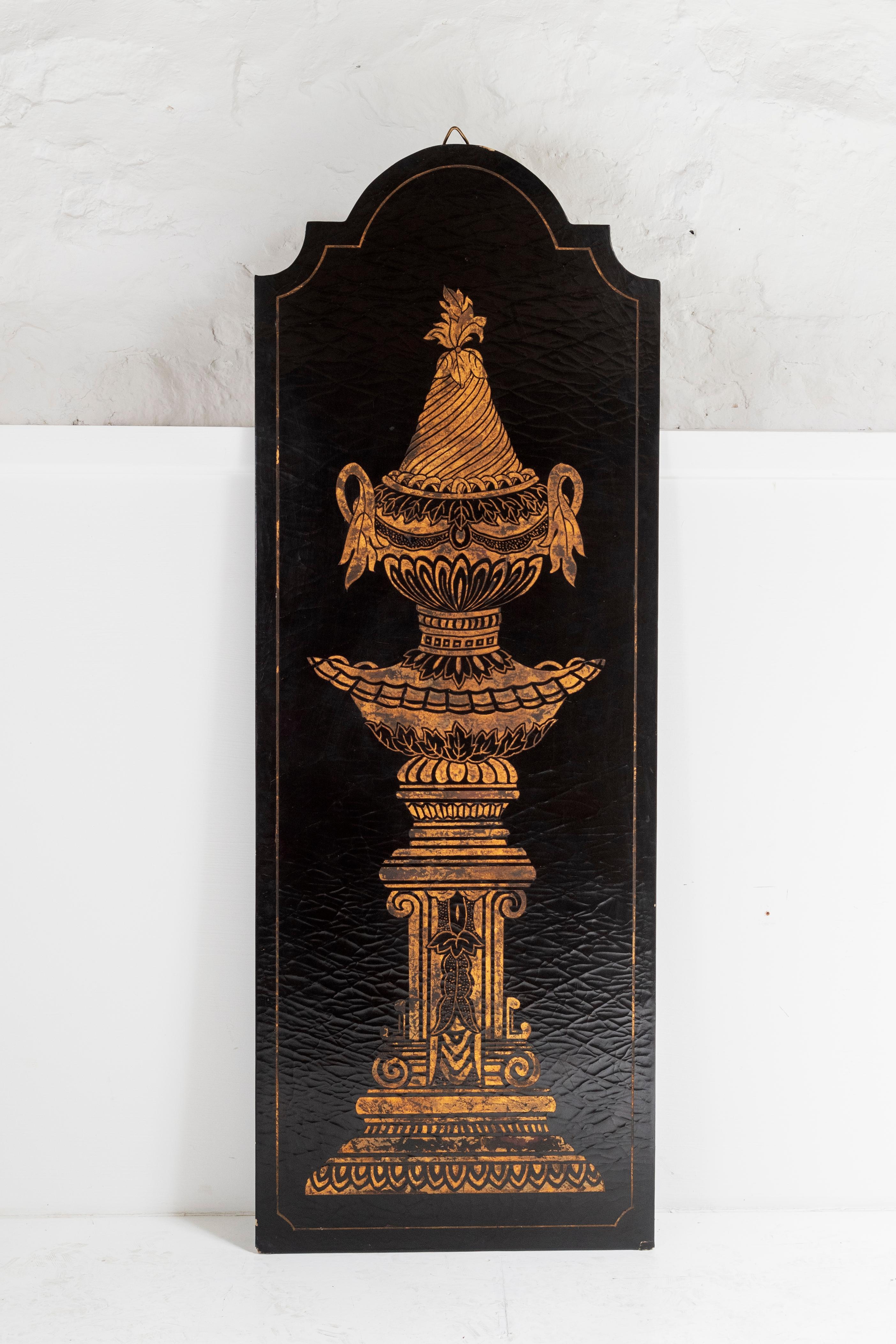 Gesso Paire de grands panneaux muraux décoratifs or des urnes Empire sur gesso laqué noir  en vente