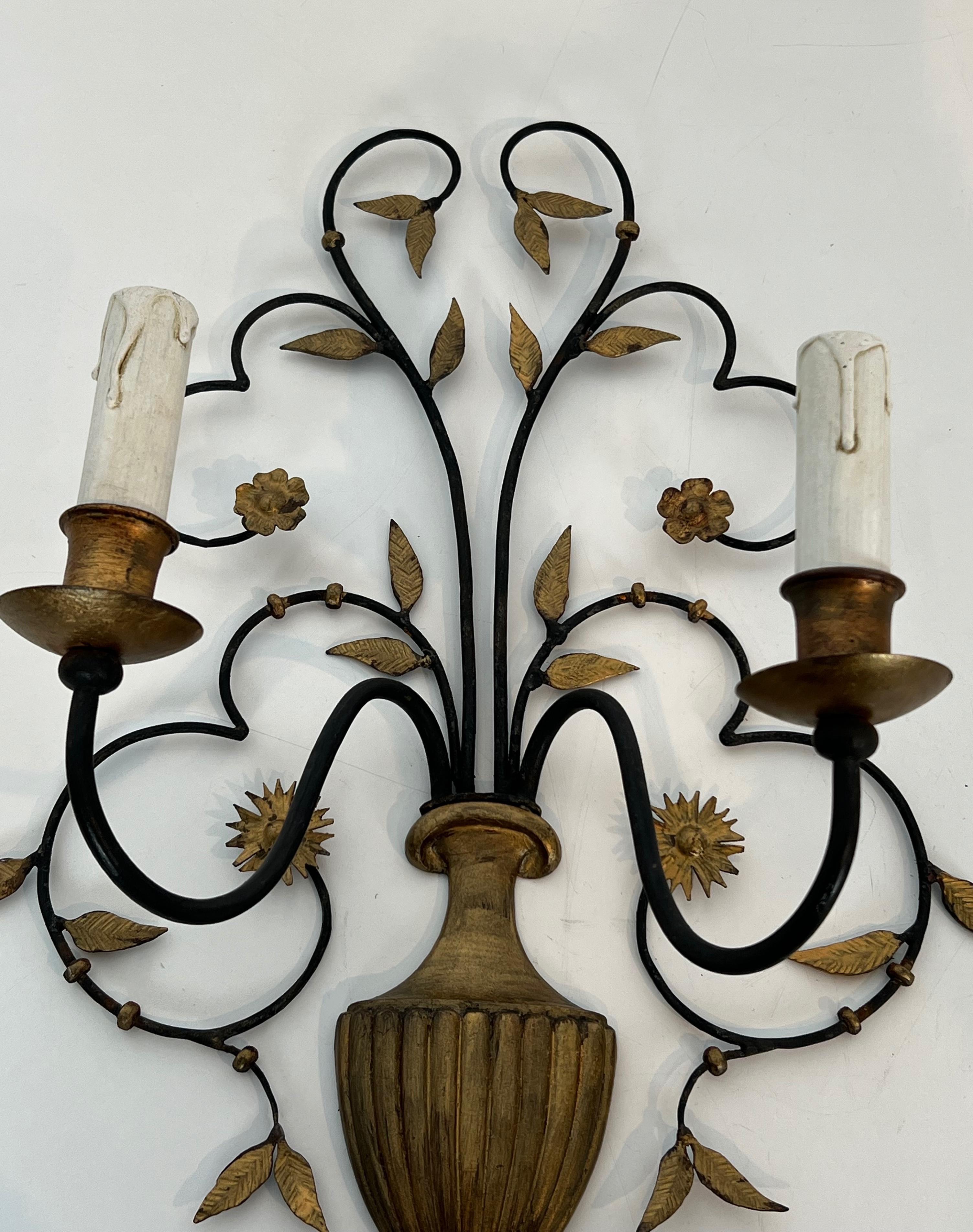 Pair of Large Decorative Wrought Iron and Gilded Wall Lights Representing a Bouq In Good Condition For Sale In Marcq-en-Barœul, Hauts-de-France