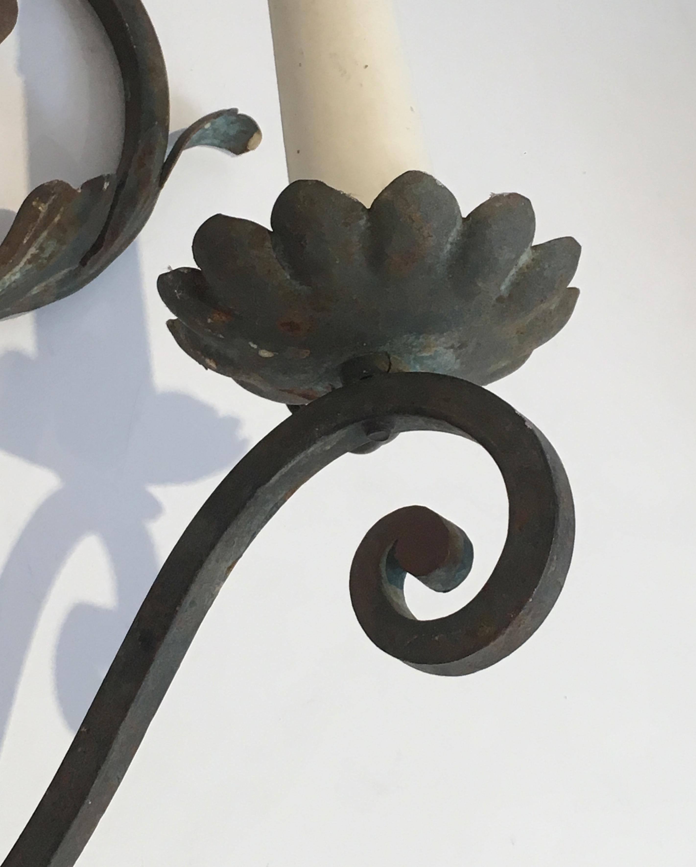 Coppia di grandi lampade da parete decorative in ferro battuto, francesi, circa 1950 in vendita 4