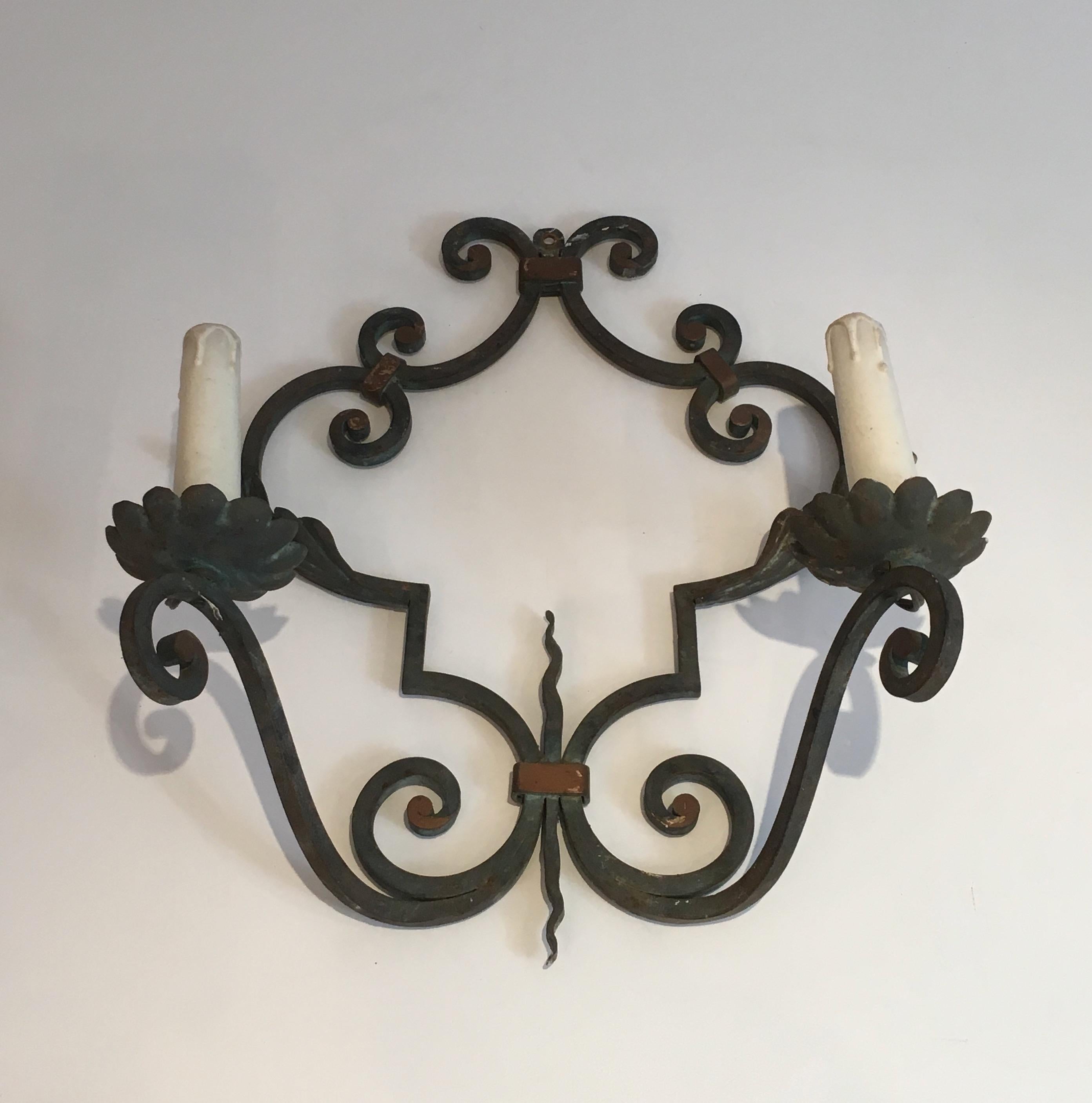 Coppia di grandi lampade da parete decorative in ferro battuto, francesi, circa 1950 in vendita 6