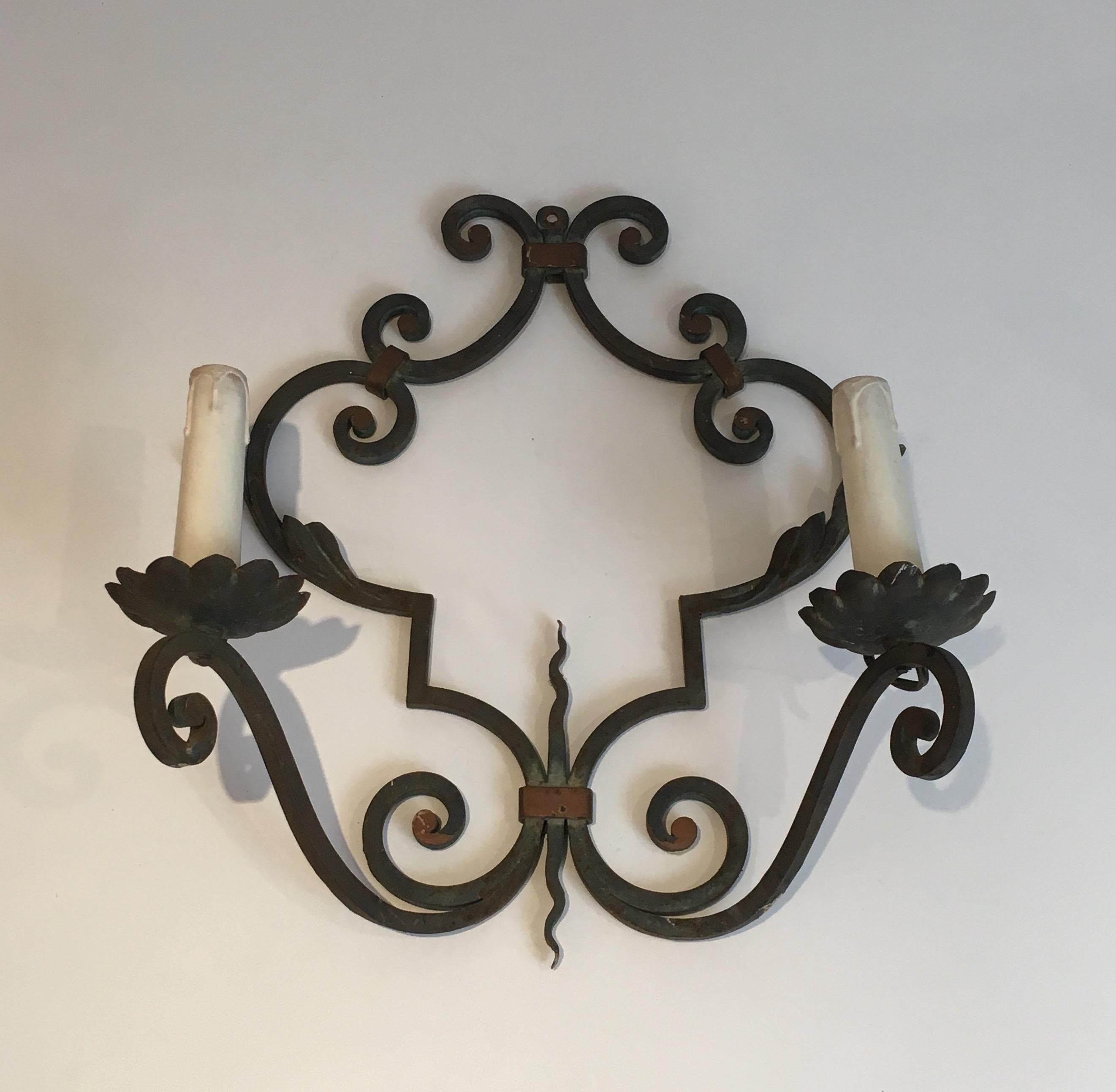 Mid-Century moderno Coppia di grandi lampade da parete decorative in ferro battuto, francesi, circa 1950 in vendita