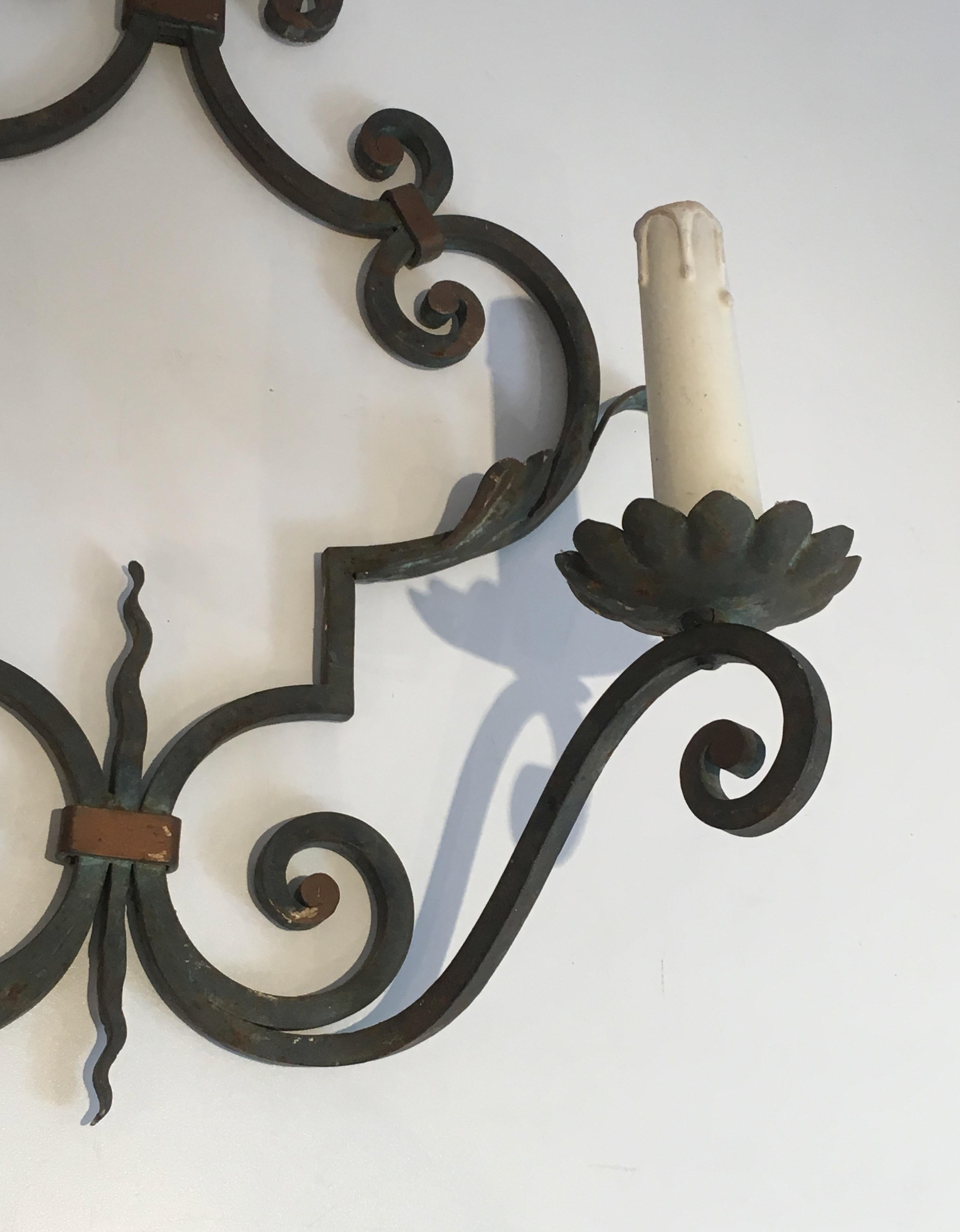 Pair of Large Decorative Wrought Iron Wall Sconces, French, circa 1950 In Good Condition For Sale In Marcq-en-Barœul, Hauts-de-France