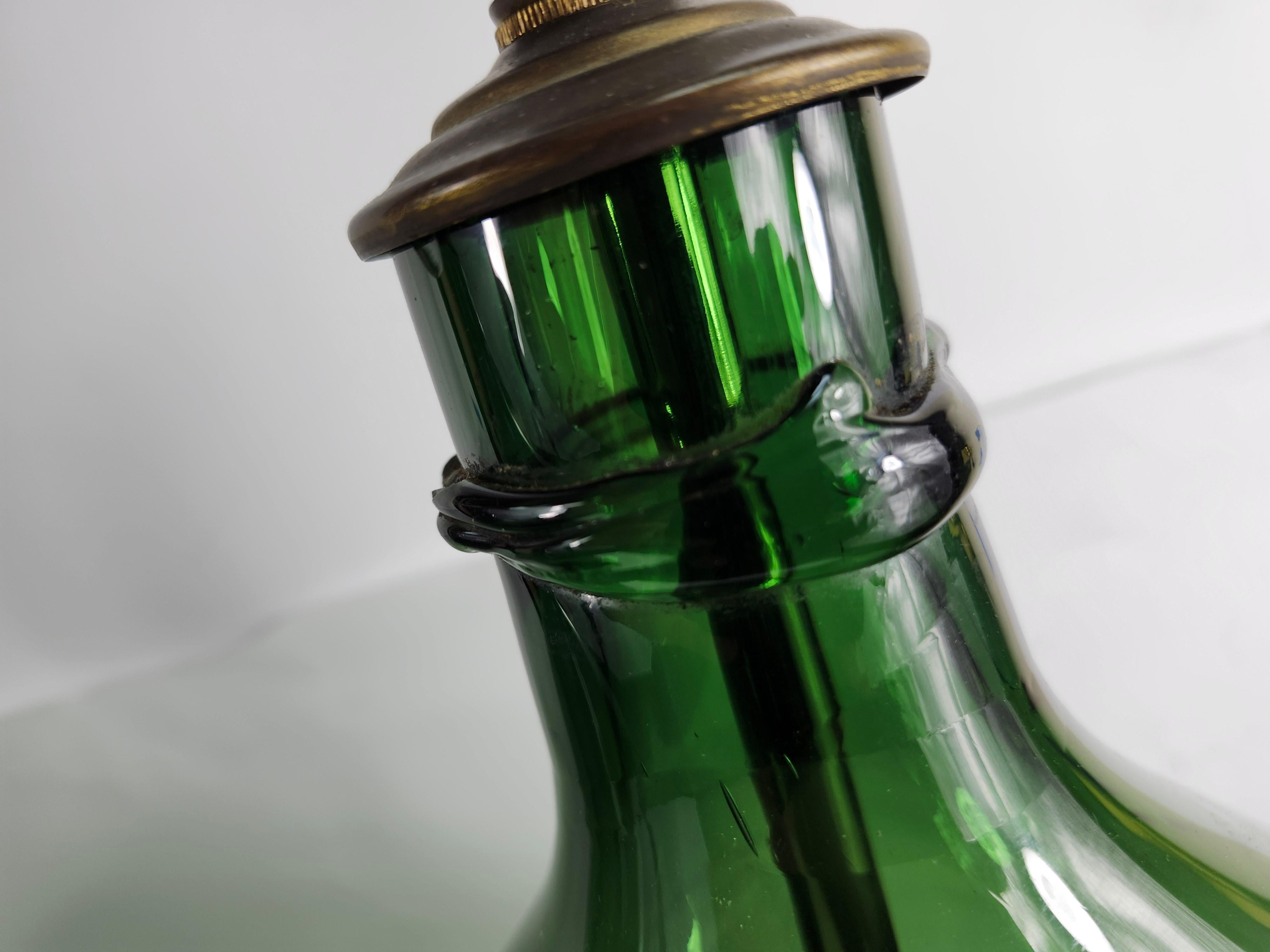 Paire de grandes lampes de bureau en forme de bouteille en verre vert profond avec accessoires neufs en vente 2