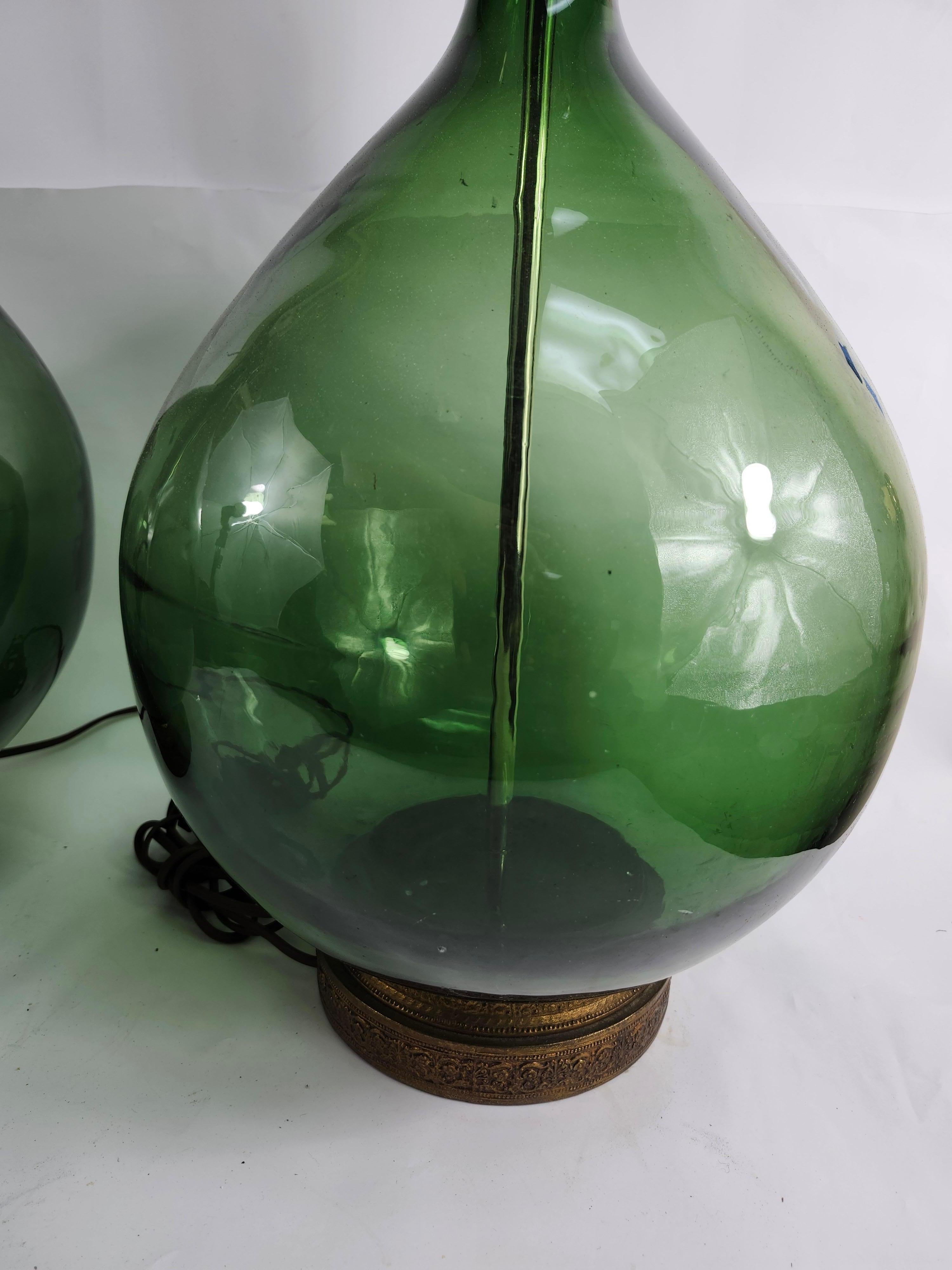 Paire de grandes lampes de bureau en forme de bouteille en verre vert profond avec accessoires neufs en vente 3