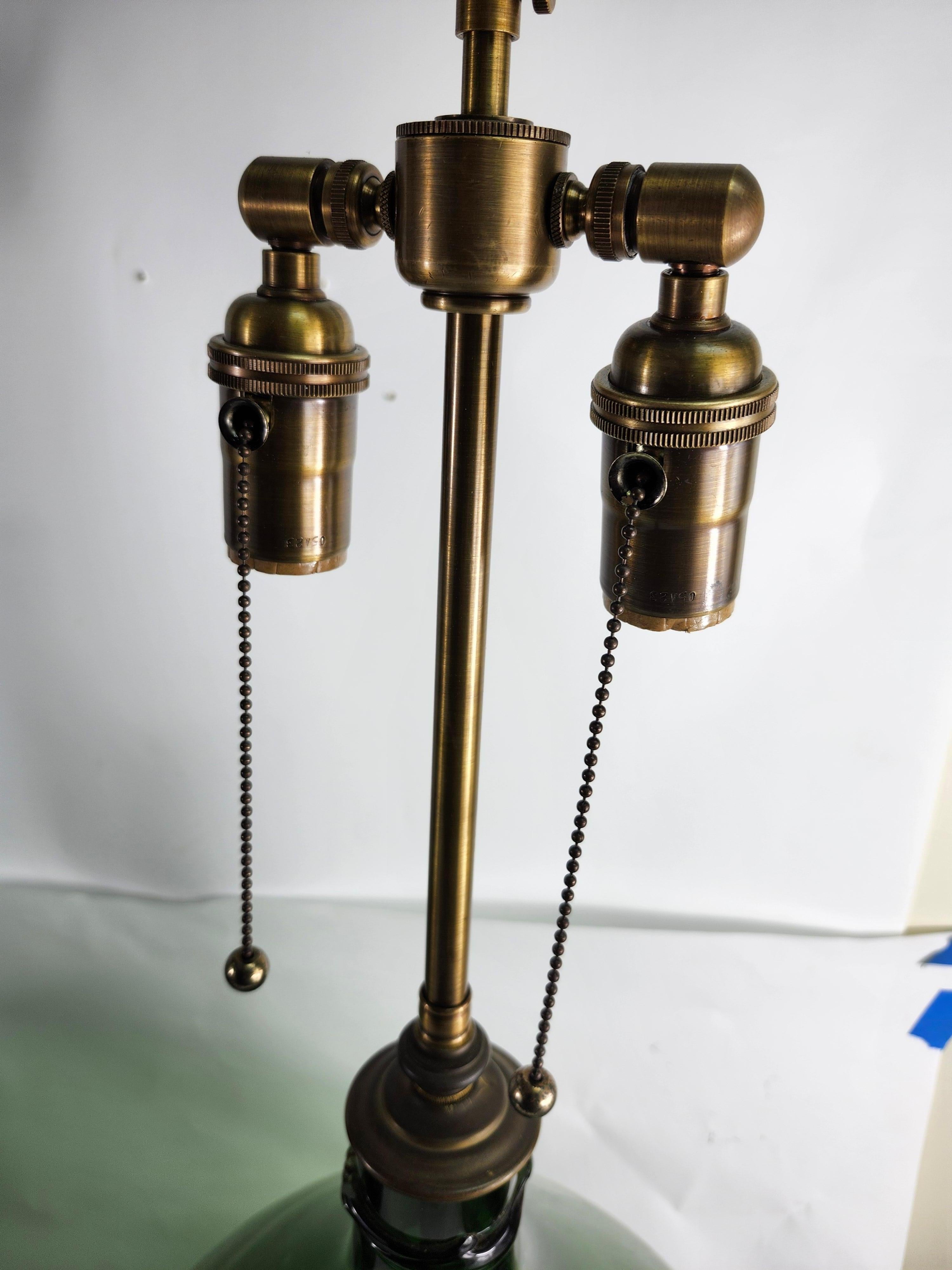 Paire de grandes lampes de bureau en forme de bouteille en verre vert profond avec accessoires neufs en vente 4
