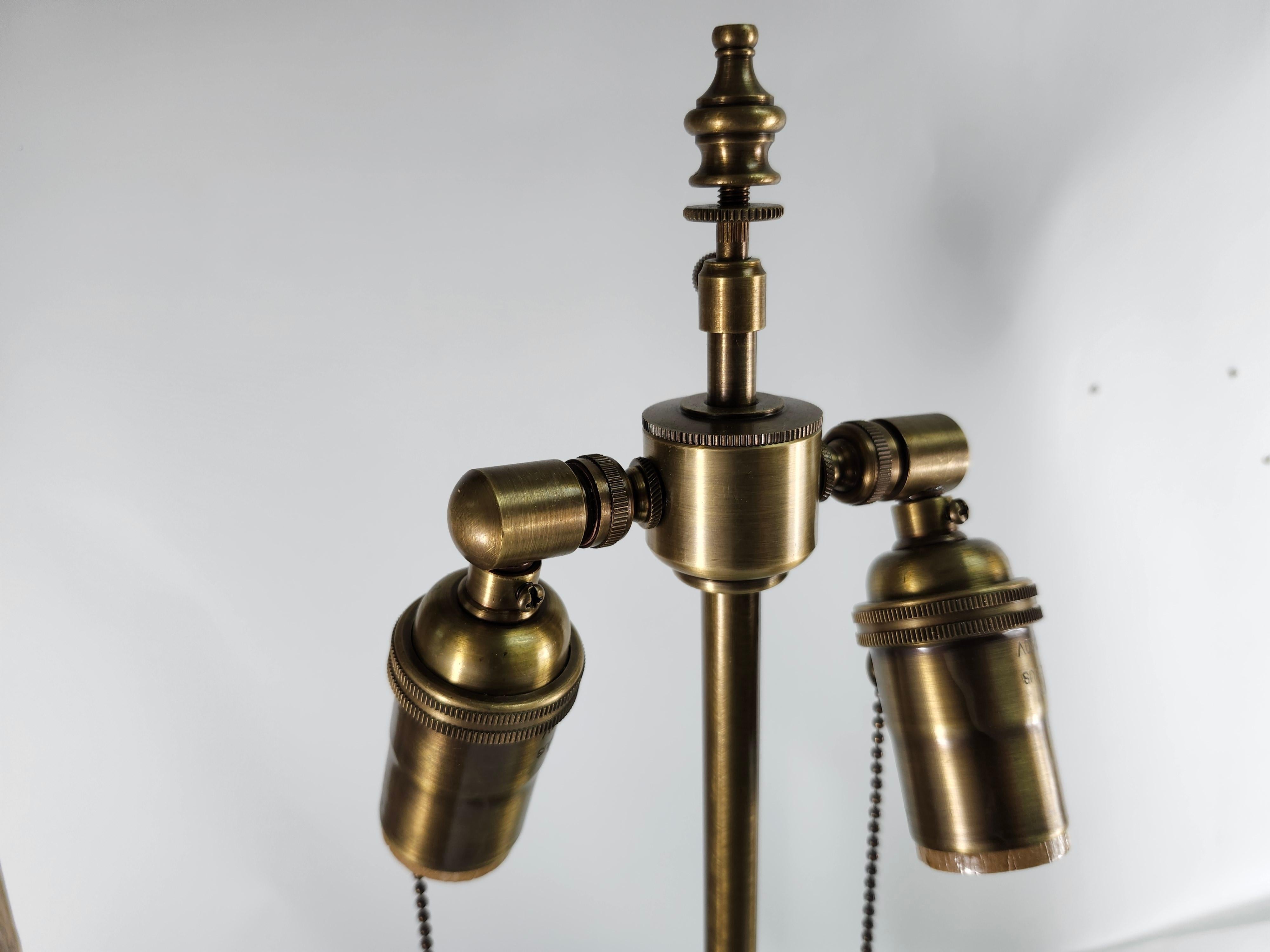 Paire de grandes lampes de bureau en forme de bouteille en verre vert profond avec accessoires neufs en vente 5
