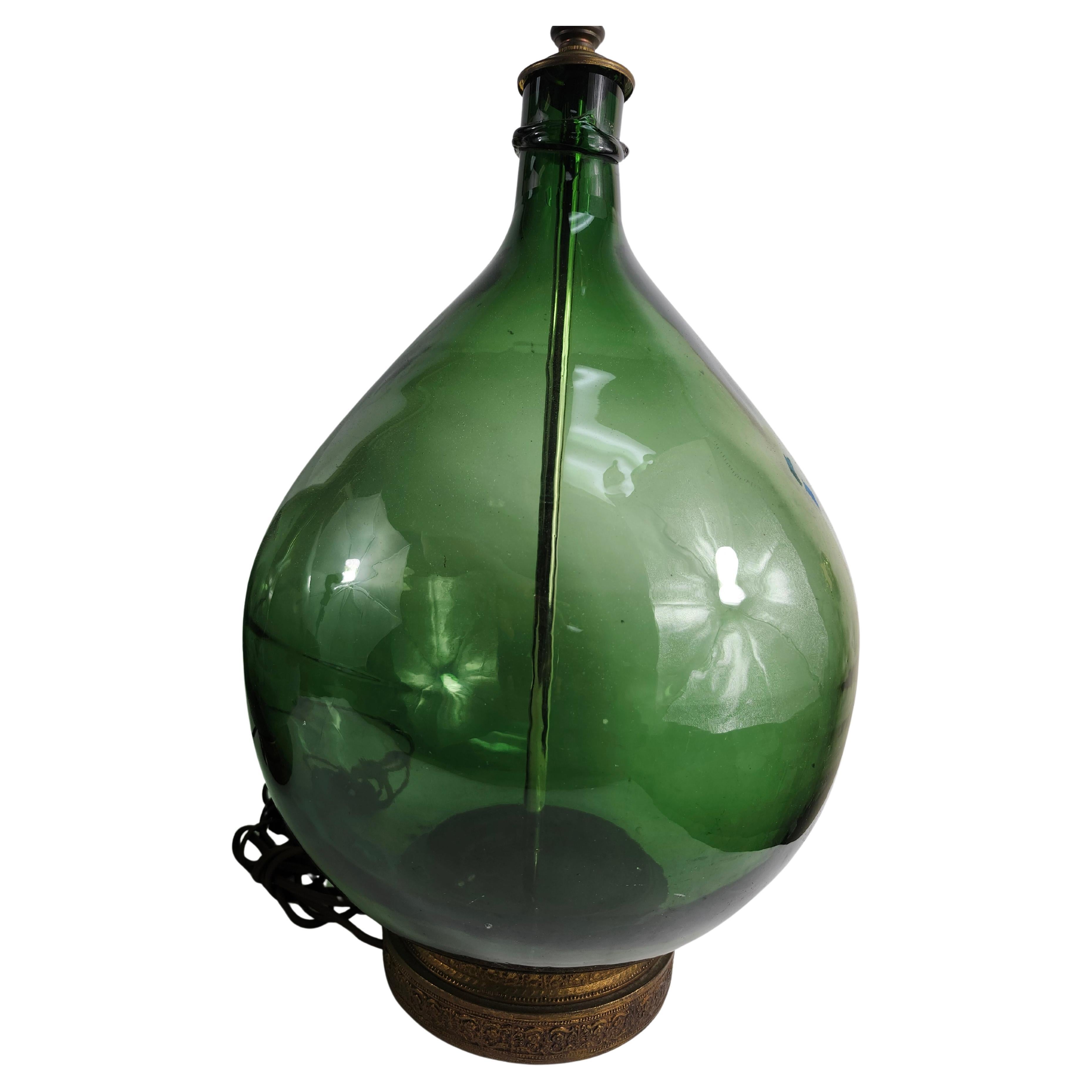 Fantastique paire de grandes lampes de table vert foncé en forme de bouteille avec une double prise et un nouveau câblage. De fabuleuses bouteilles soufflées à la main d'un vert étonnant, simples et élégantes. Les bases en laiton datent de 1955 et
