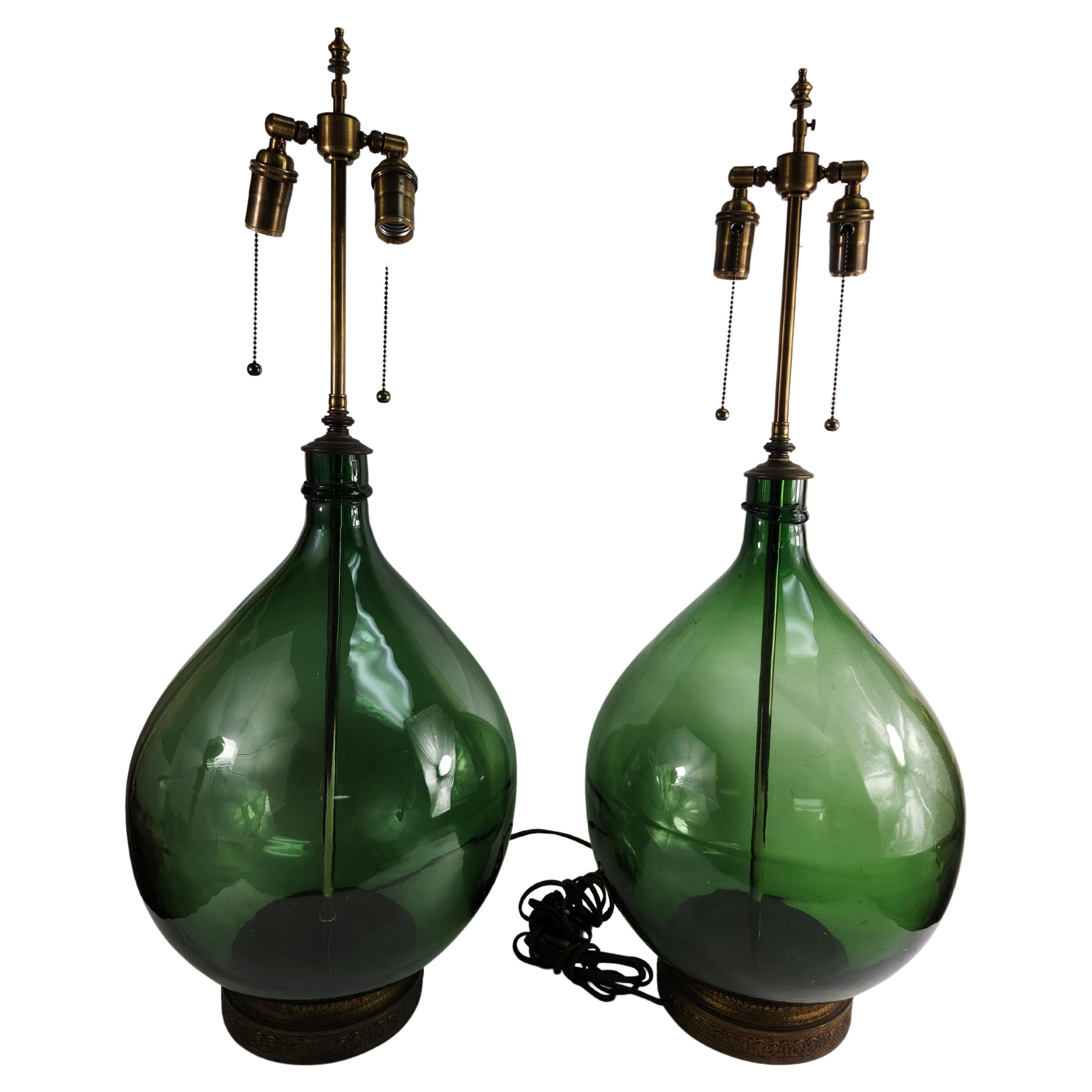 Mid-Century Modern Paire de grandes lampes de bureau en forme de bouteille en verre vert profond avec accessoires neufs en vente