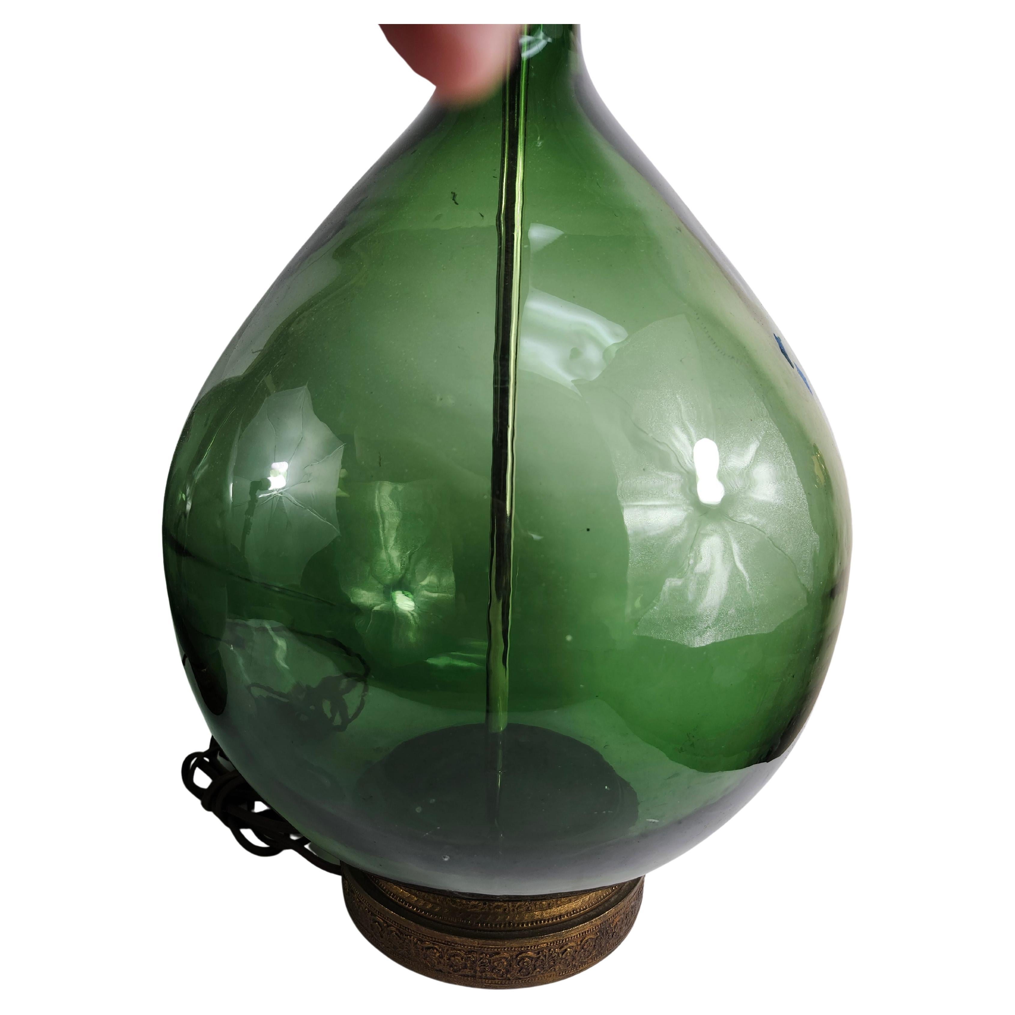italien Paire de grandes lampes de bureau en forme de bouteille en verre vert profond avec accessoires neufs en vente