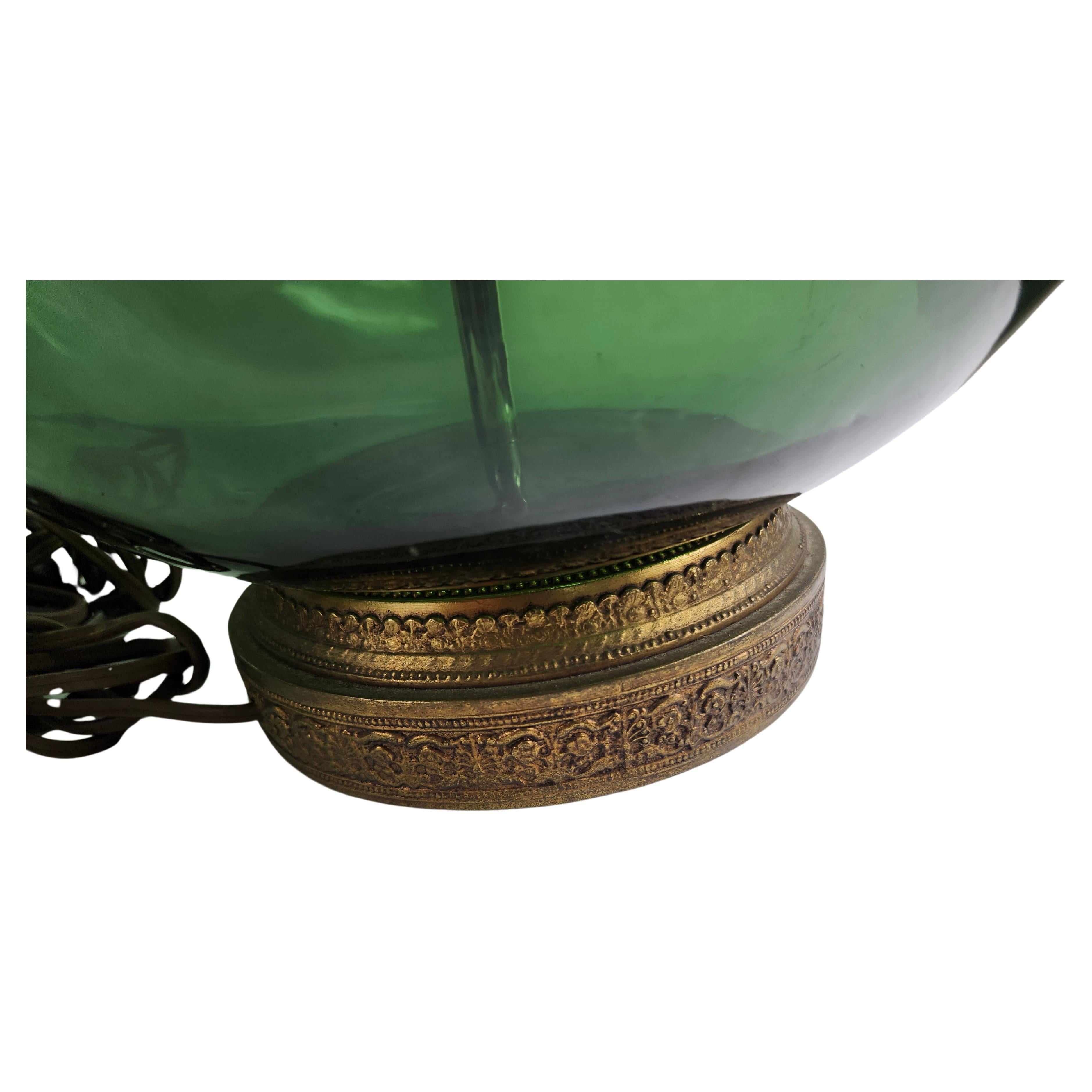 Fait main Paire de grandes lampes de bureau en forme de bouteille en verre vert profond avec accessoires neufs en vente