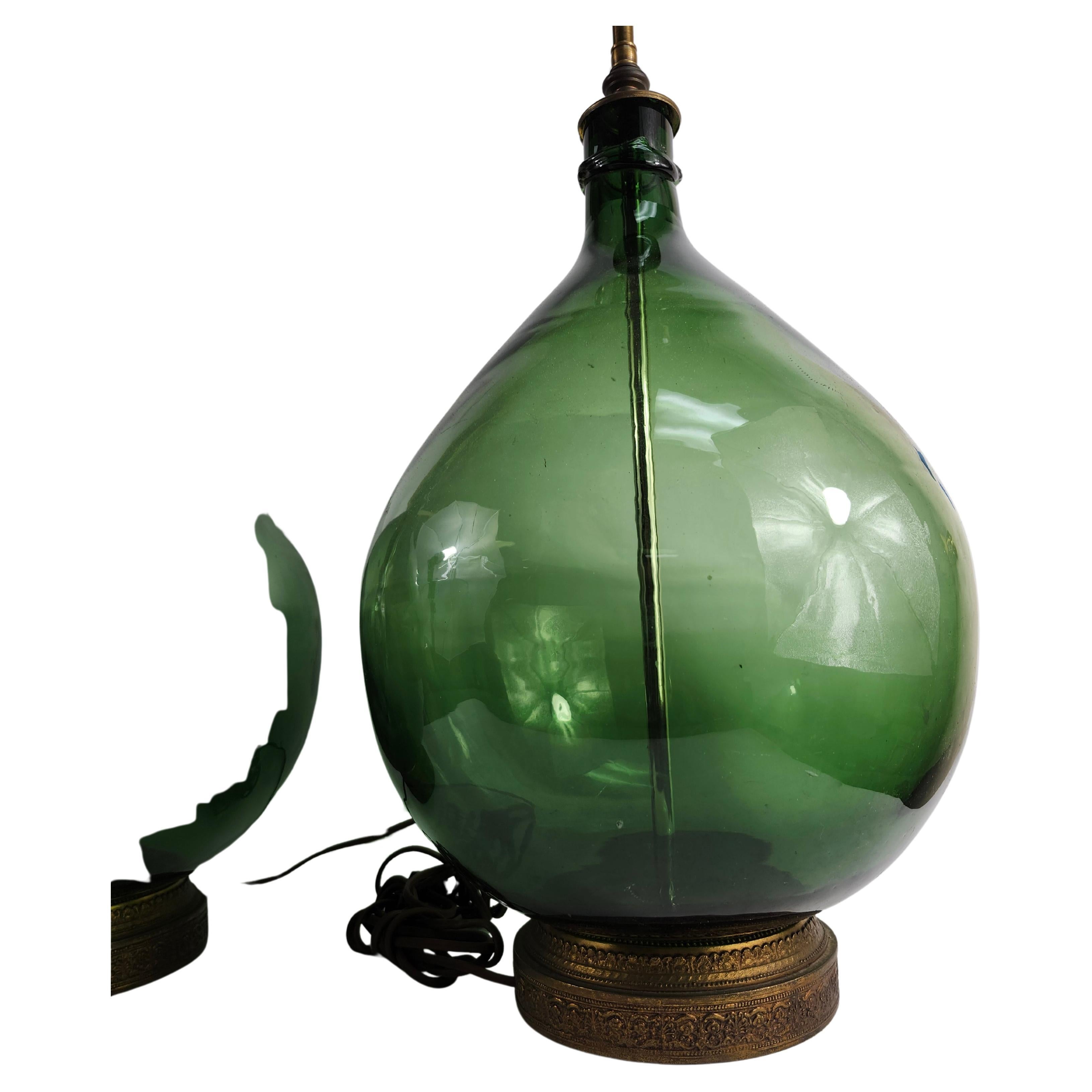 Paire de grandes lampes de bureau en forme de bouteille en verre vert profond avec accessoires neufs Bon état - En vente à Port Jervis, NY