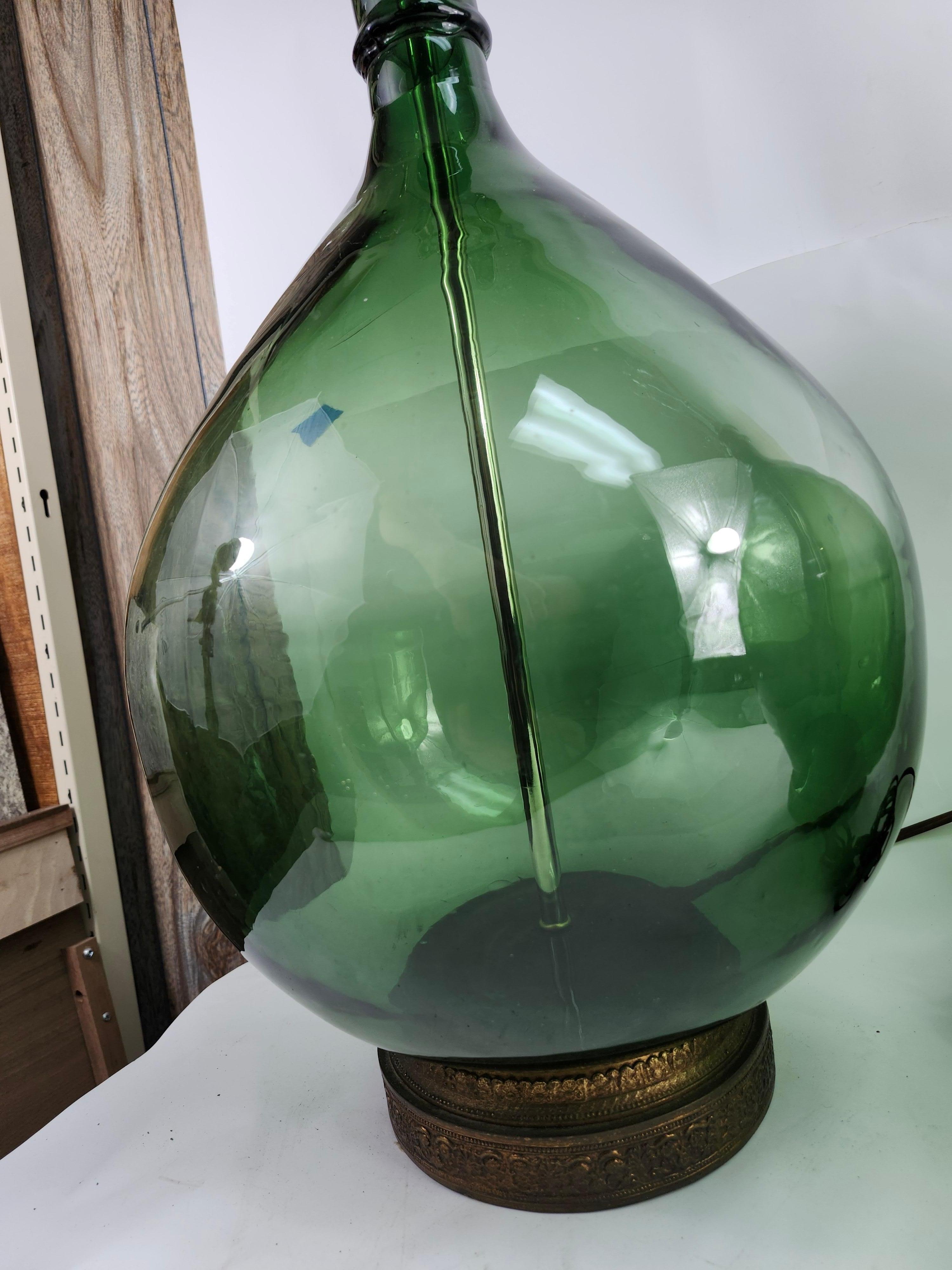 Laiton Paire de grandes lampes de bureau en forme de bouteille en verre vert profond avec accessoires neufs en vente