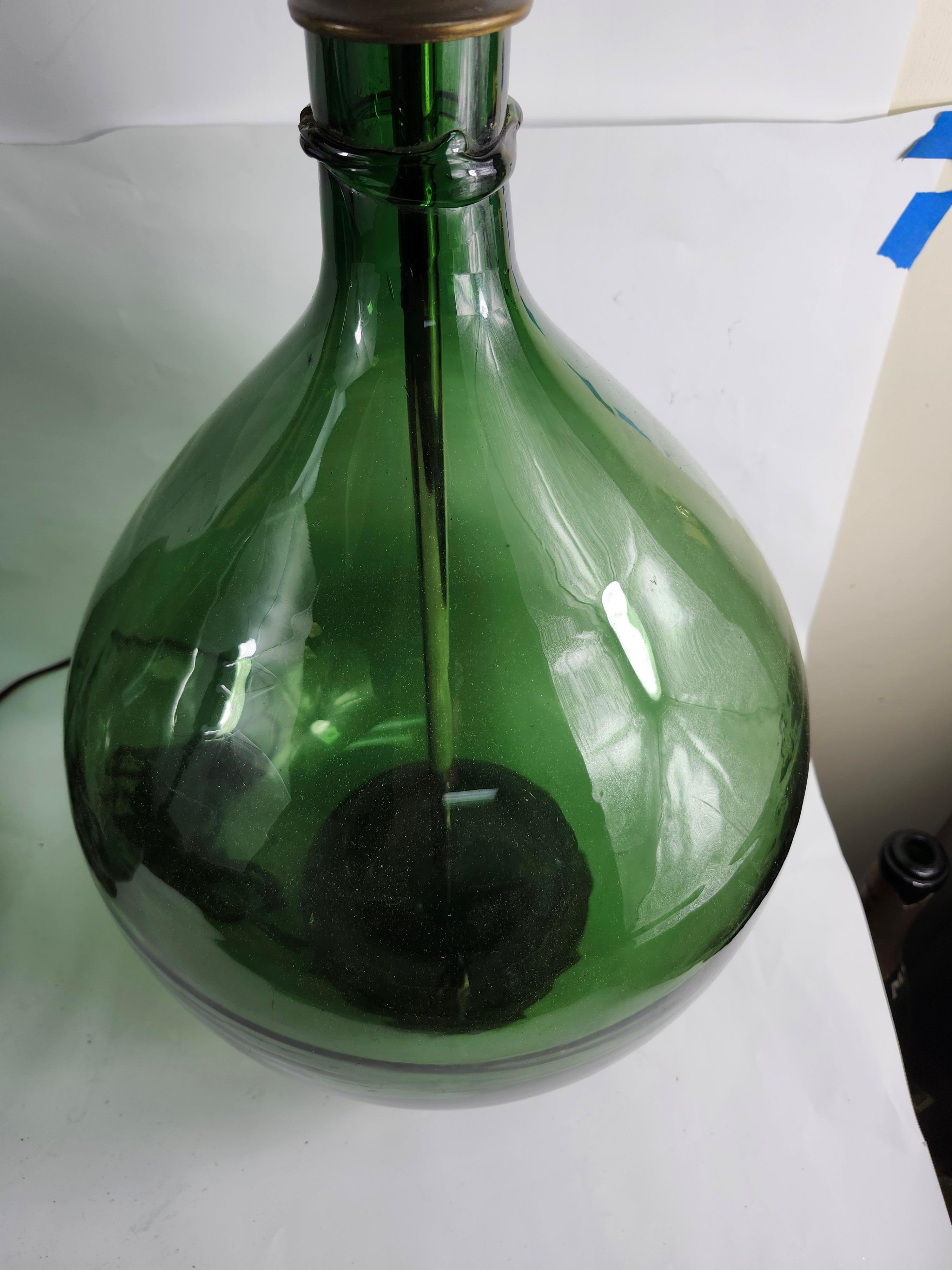 Paire de grandes lampes de bureau en forme de bouteille en verre vert profond avec accessoires neufs en vente 1