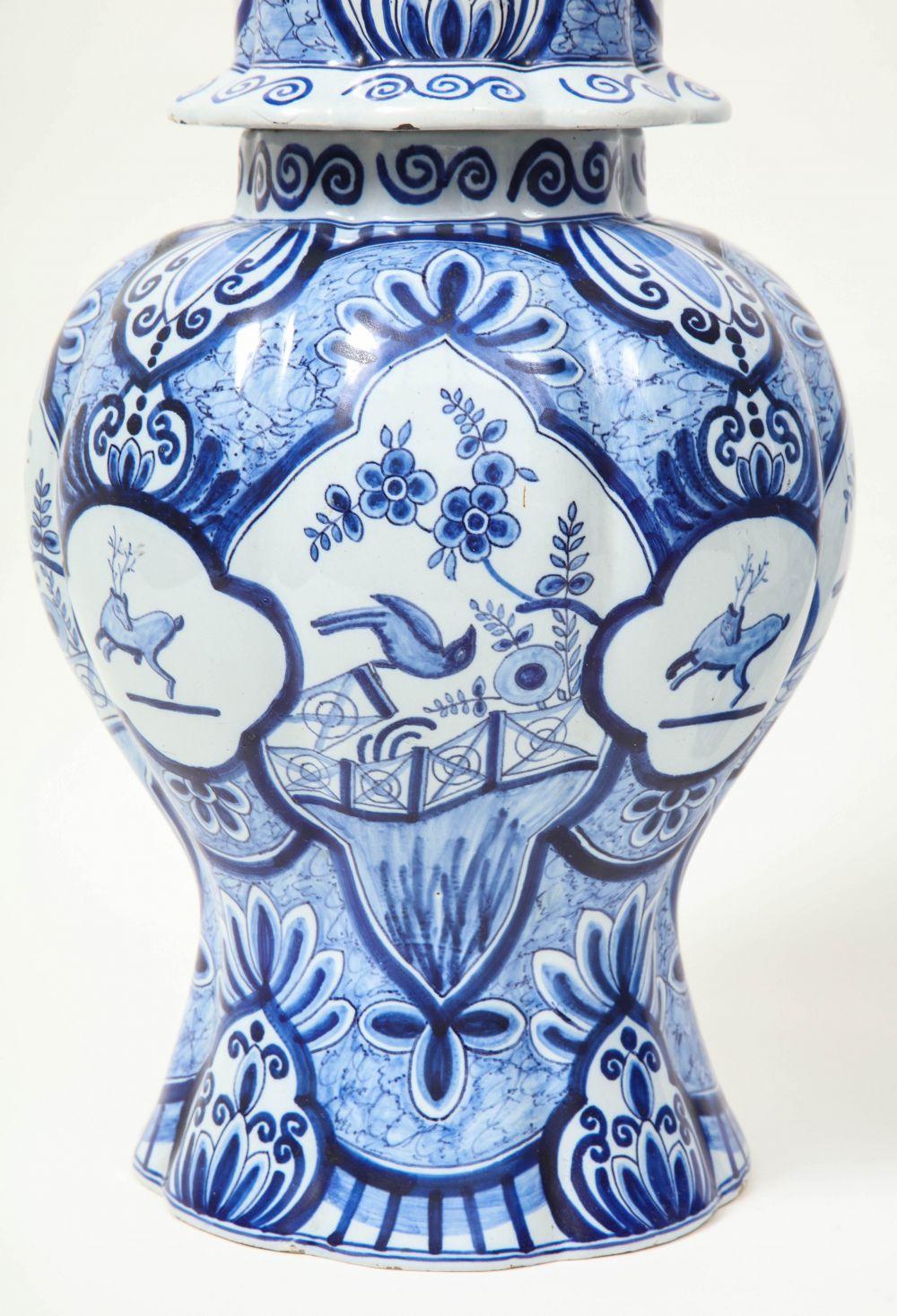 Paar große überdachte Vasen aus Delft im Zustand „Relativ gut“ im Angebot in New York, NY