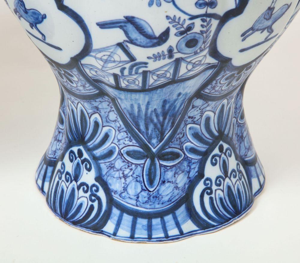 Paar große überdachte Vasen aus Delft (Delfter Blau) im Angebot