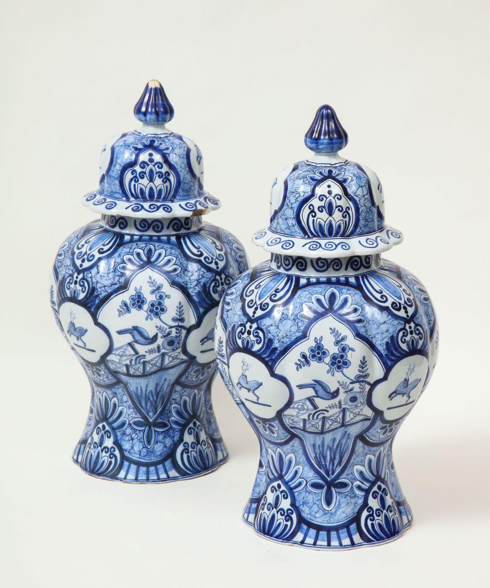 Paar große überdachte Vasen aus Delft im Angebot 1