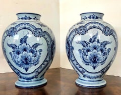 Paar große Delfter Deutschland Fayence handbemalte Urnen Vasen