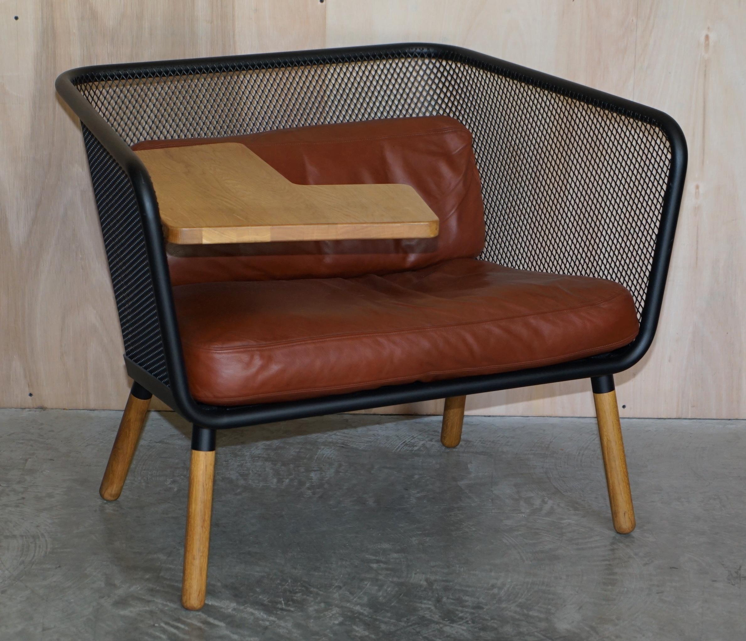 Nous sommes ravis de proposer à la vente cette paire exceptionnellement rare de fauteuils Honken conçus par Thomas Bernstrand et Lindau Borselius en 2015/2016 pour la gare RRP 8 800 €.

Les coussins d'assise et de dossier en cuir marron sont
