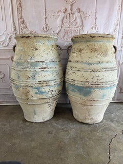 Pareja de grandes tarros de olivas de terracota de estilo mediterráneo envejecido con asas
