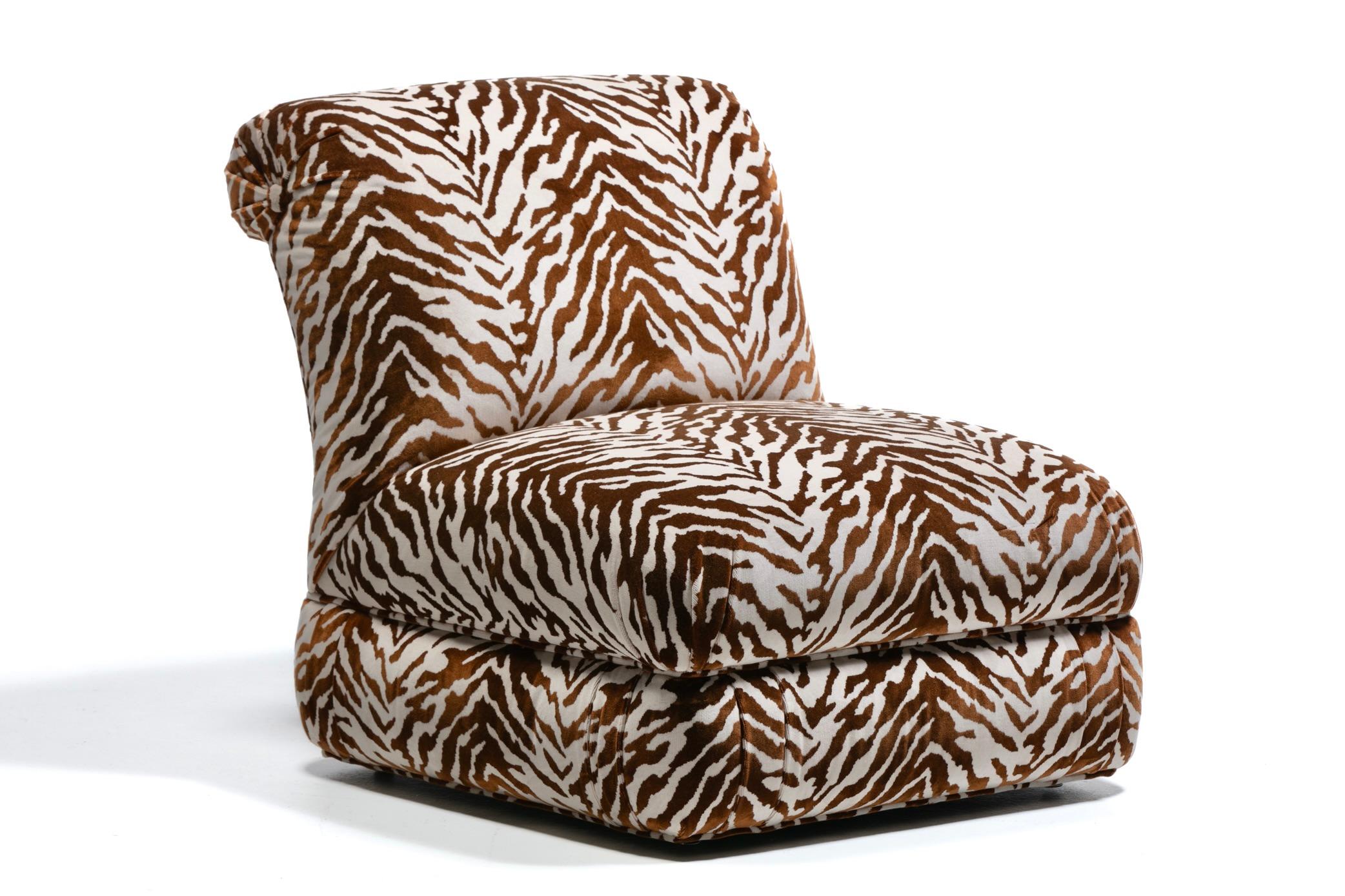 Paar große Donghia Slipper Stühle Neu gepolstert in Elfenbein Tiger Samt im Angebot 3