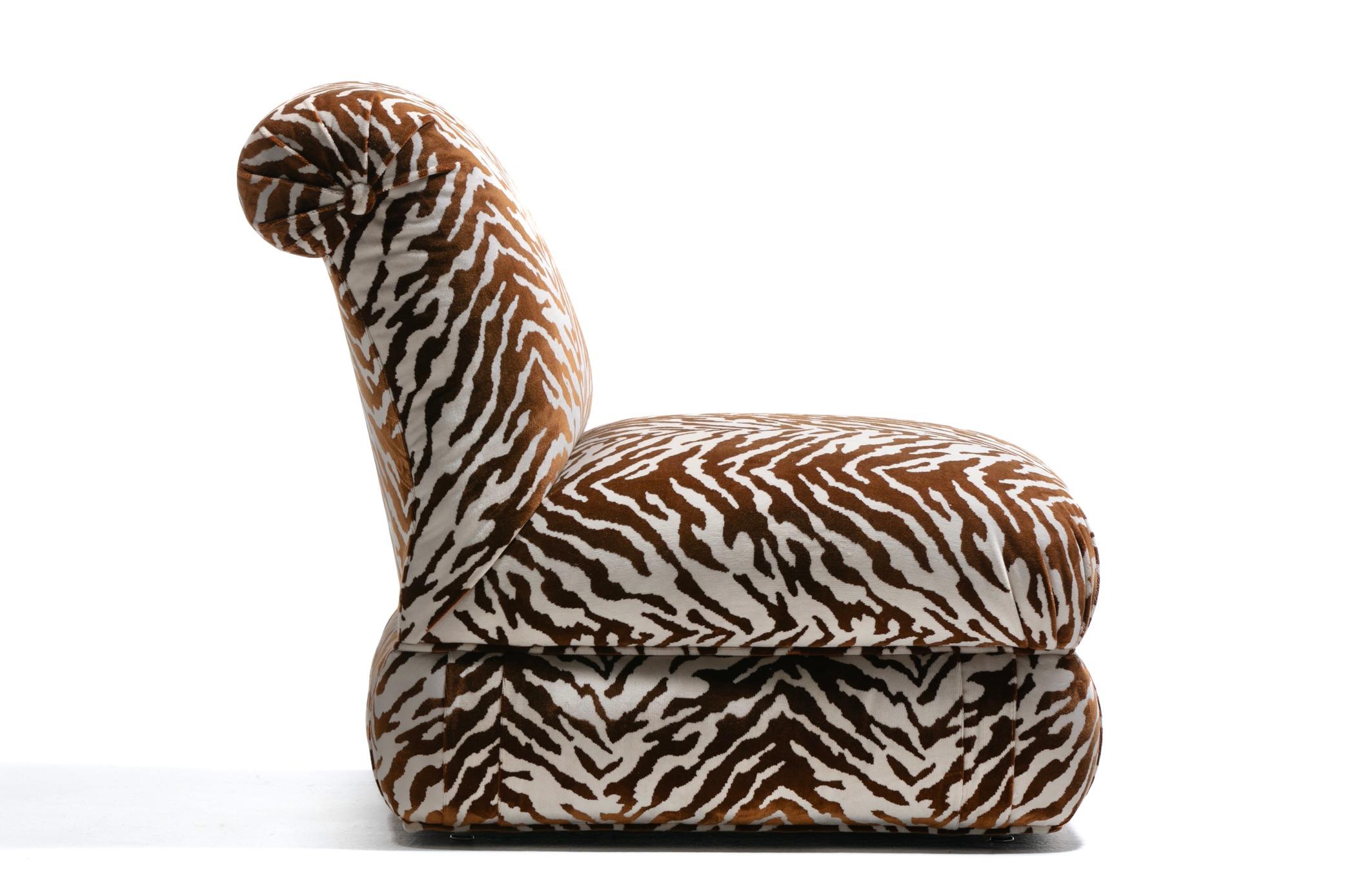 Paar große Donghia Slipper Stühle Neu gepolstert in Elfenbein Tiger Samt im Angebot 4
