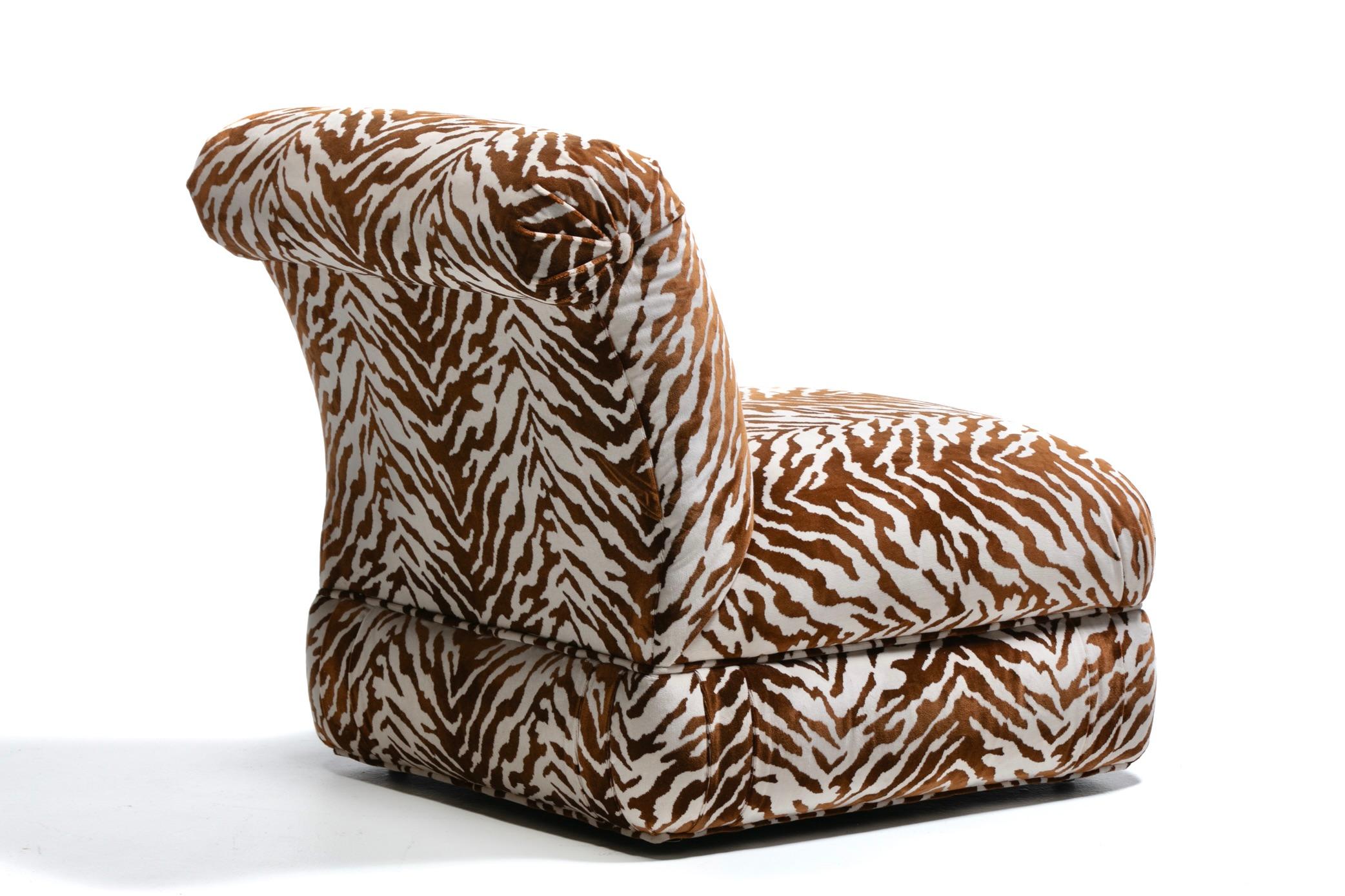 Paar große Donghia Slipper Stühle Neu gepolstert in Elfenbein Tiger Samt im Angebot 5