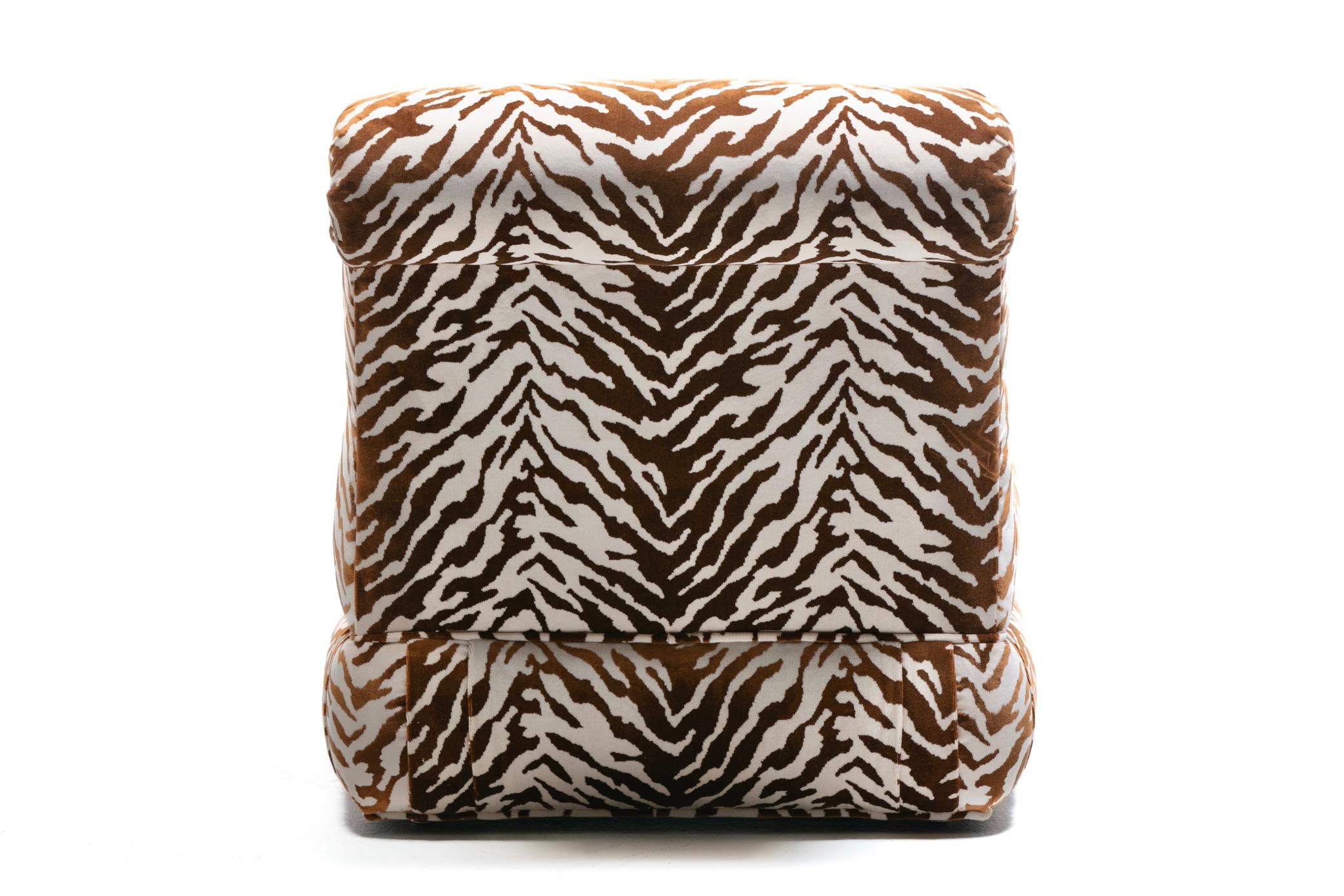 Paar große Donghia Slipper Stühle Neu gepolstert in Elfenbein Tiger Samt im Angebot 6