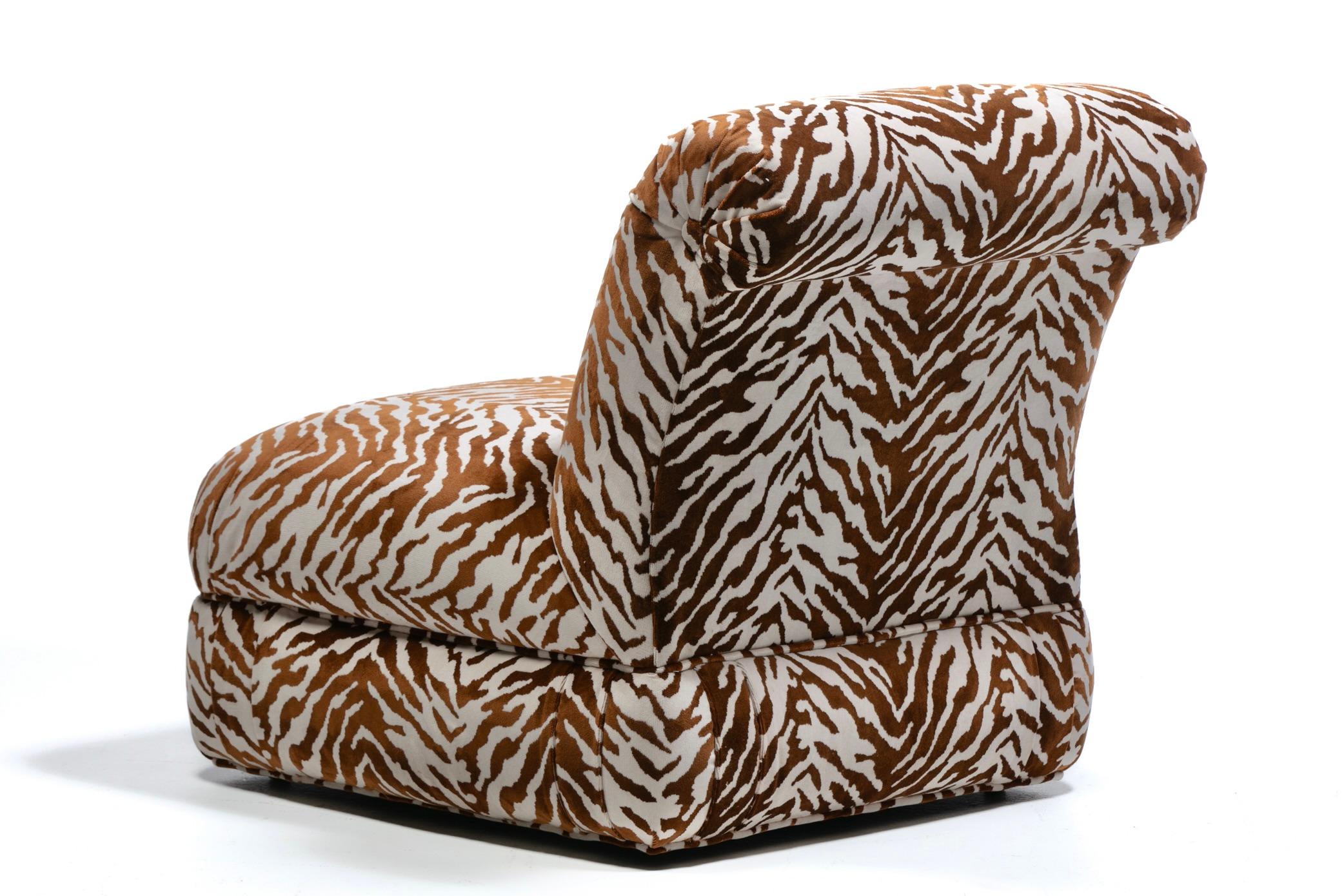 Paar große Donghia Slipper Stühle Neu gepolstert in Elfenbein Tiger Samt im Angebot 7