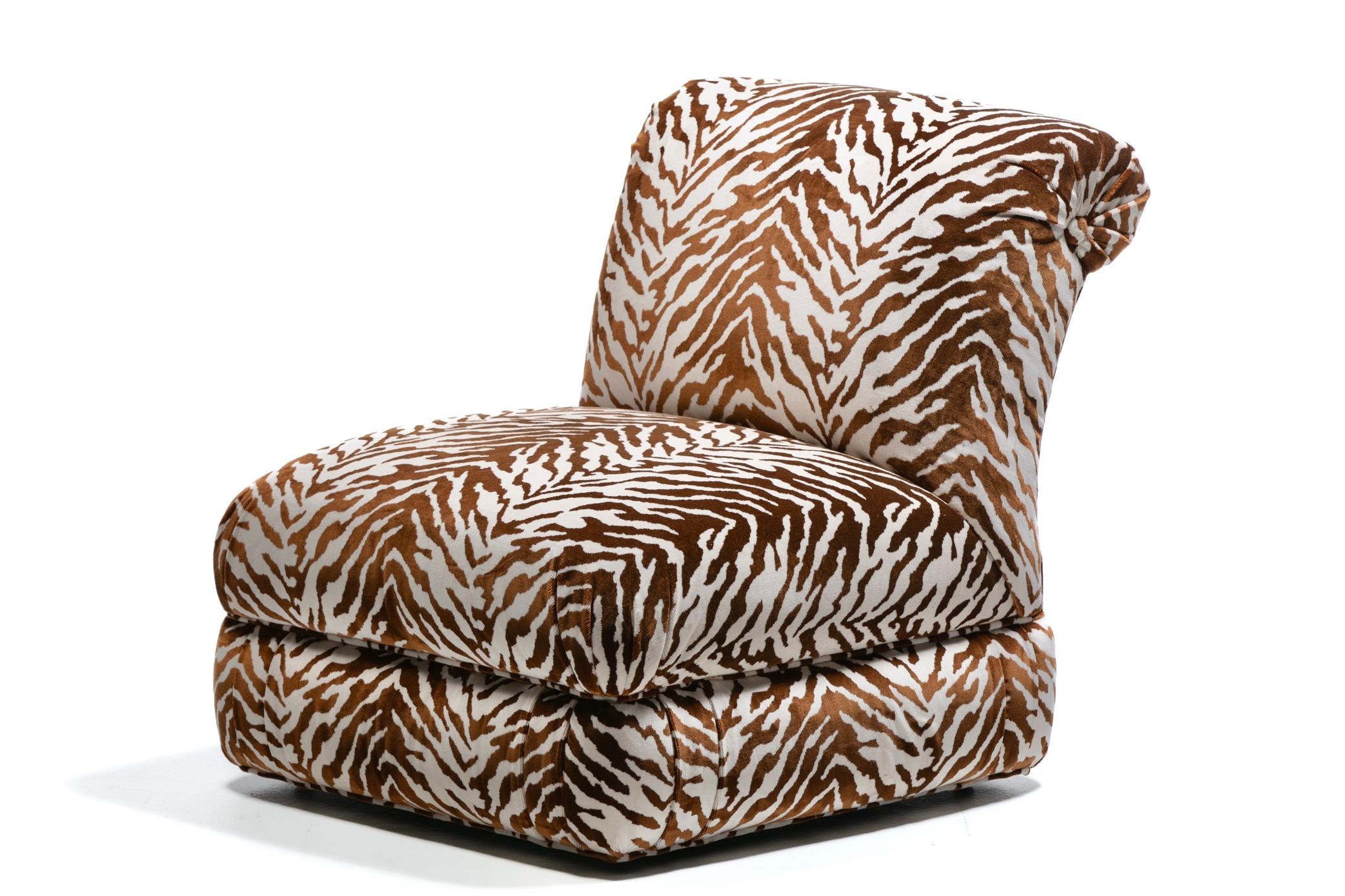 Paar große Donghia Slipper Stühle Neu gepolstert in Elfenbein Tiger Samt im Angebot 9