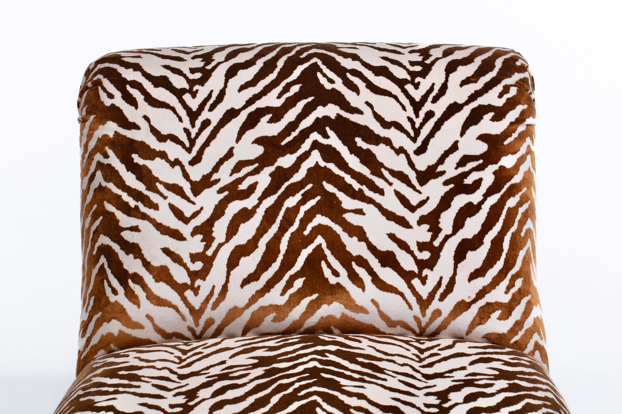 Paar große Donghia Slipper Stühle Neu gepolstert in Elfenbein Tiger Samt im Angebot 10