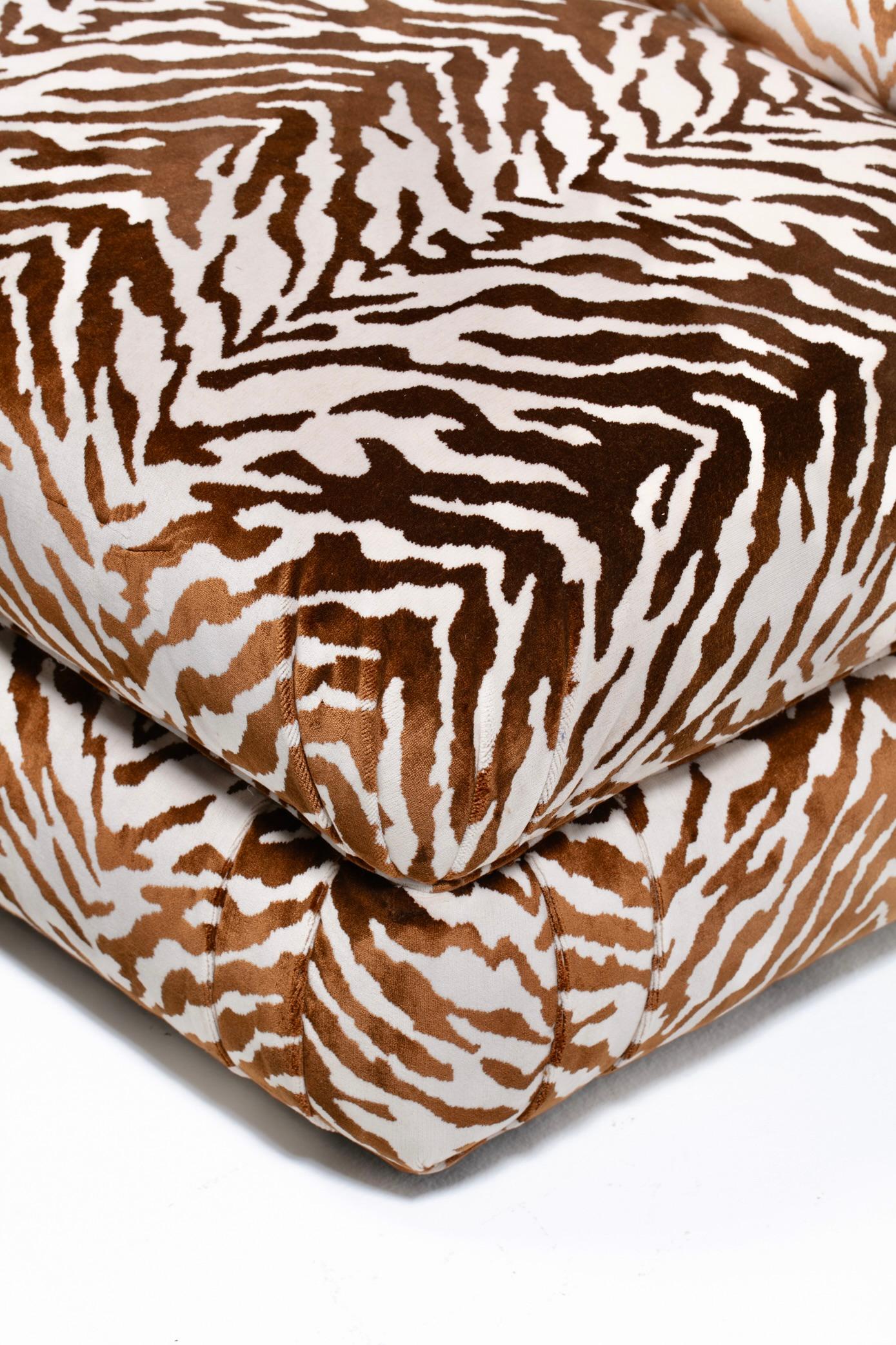 Paar große Donghia Slipper Stühle Neu gepolstert in Elfenbein Tiger Samt im Angebot 11